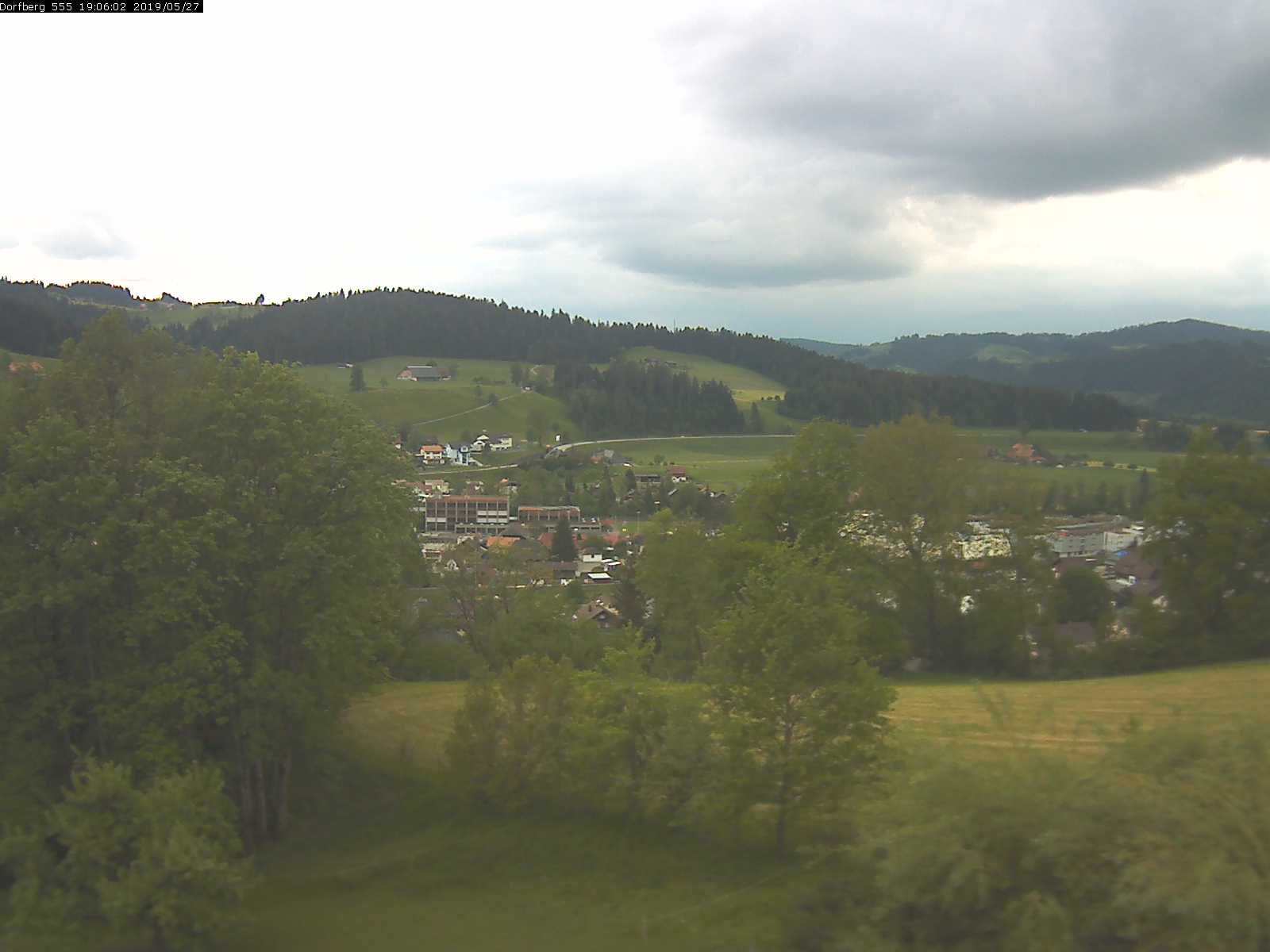 Webcam-Bild: Aussicht vom Dorfberg in Langnau 20190527-190601