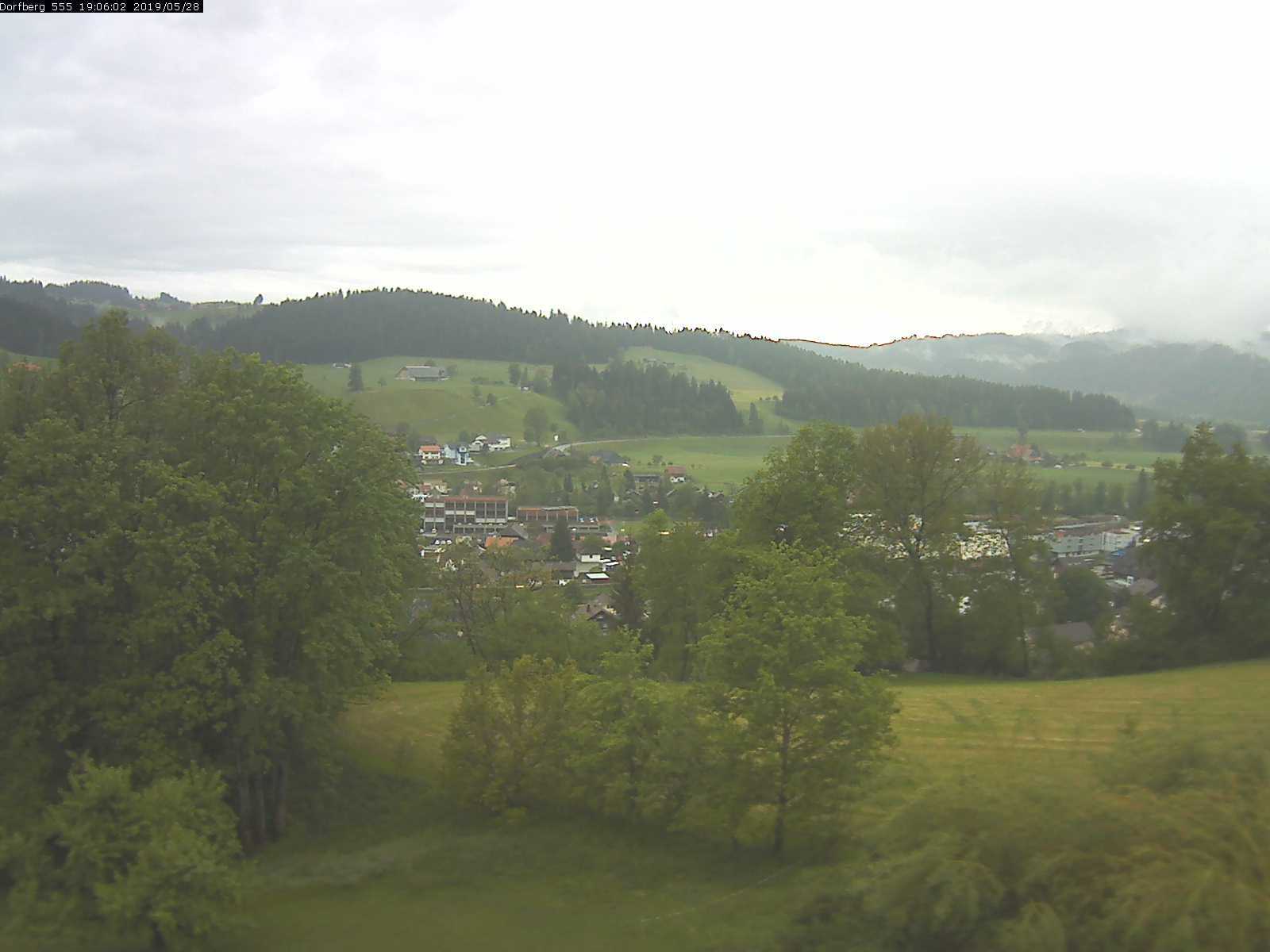 Webcam-Bild: Aussicht vom Dorfberg in Langnau 20190528-190601