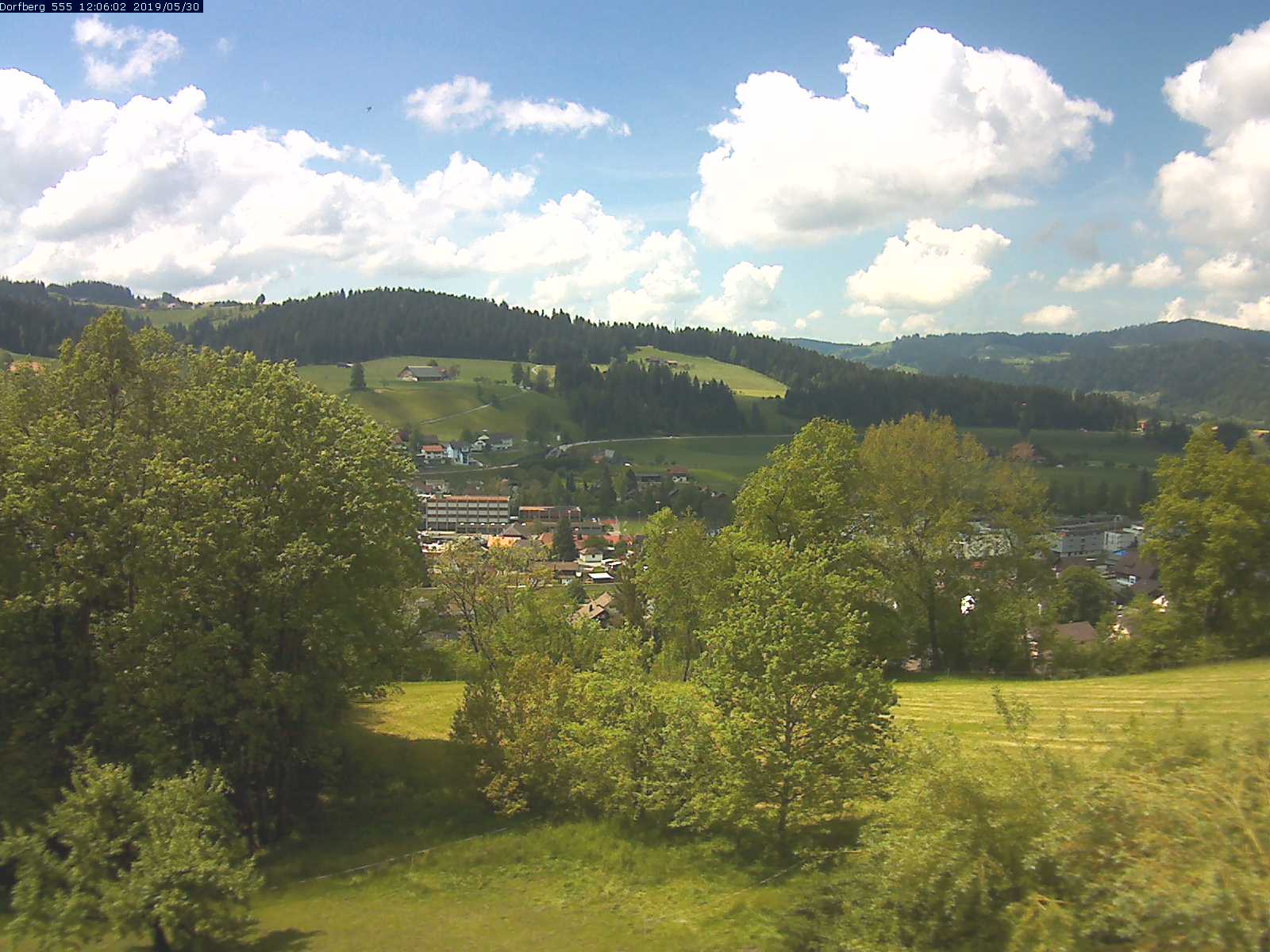 Webcam-Bild: Aussicht vom Dorfberg in Langnau 20190530-120601