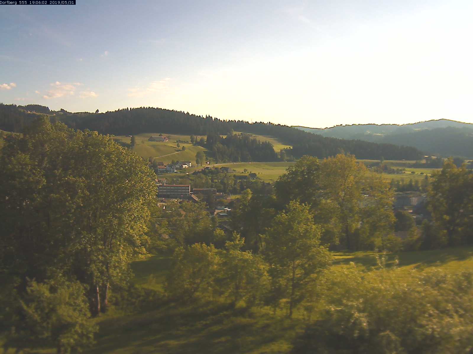 Webcam-Bild: Aussicht vom Dorfberg in Langnau 20190531-190601
