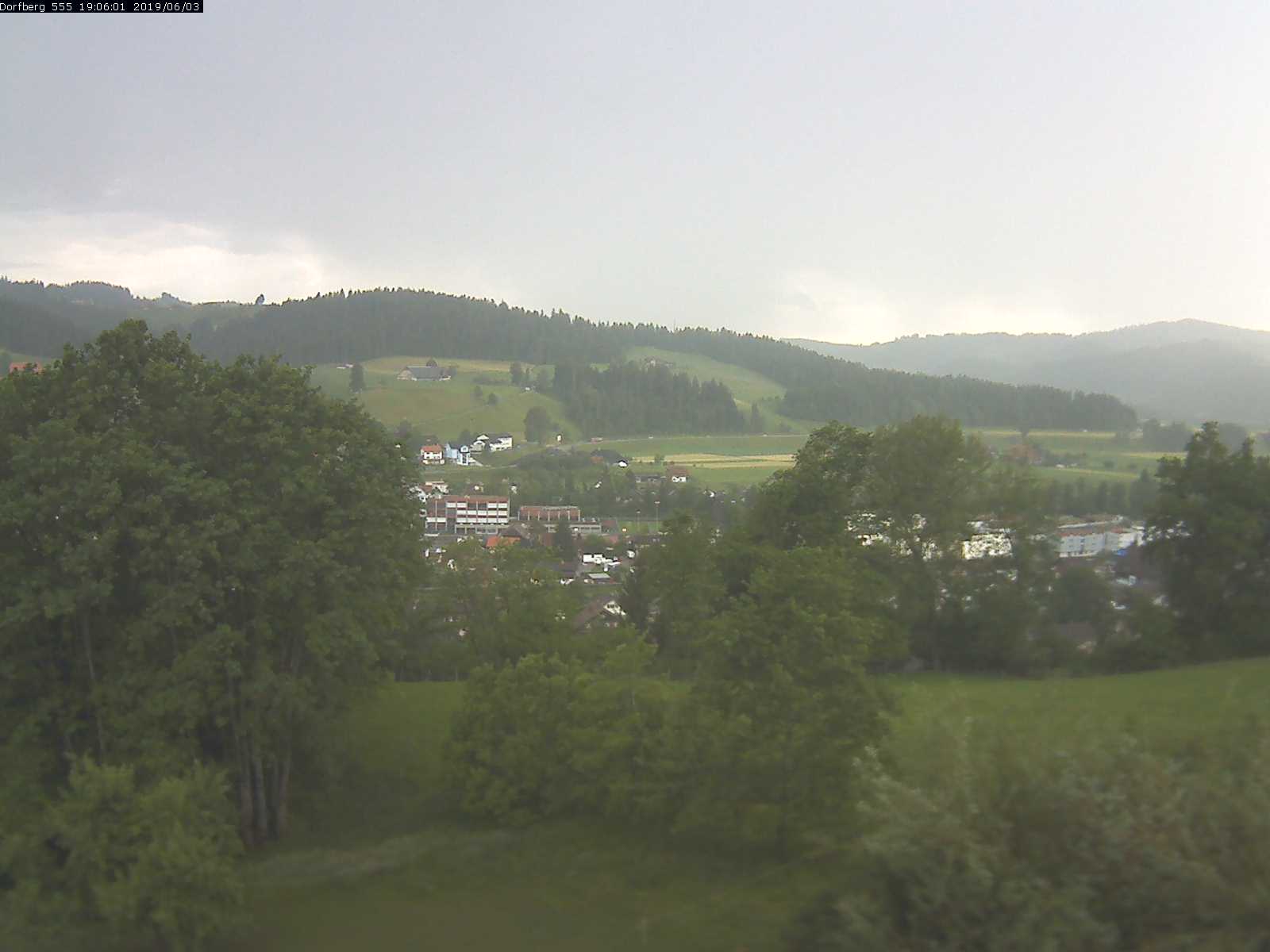 Webcam-Bild: Aussicht vom Dorfberg in Langnau 20190603-190601