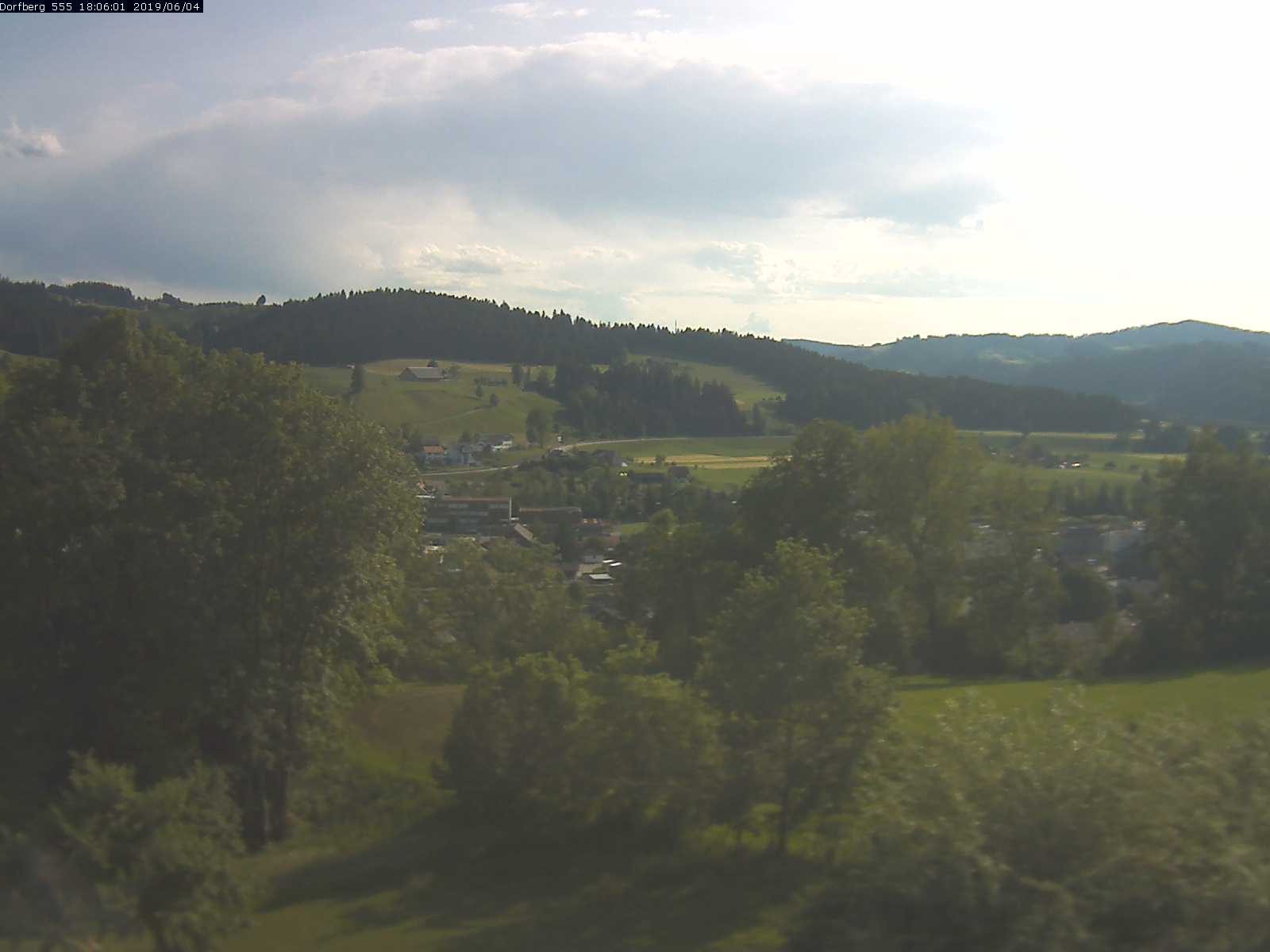 Webcam-Bild: Aussicht vom Dorfberg in Langnau 20190604-180601