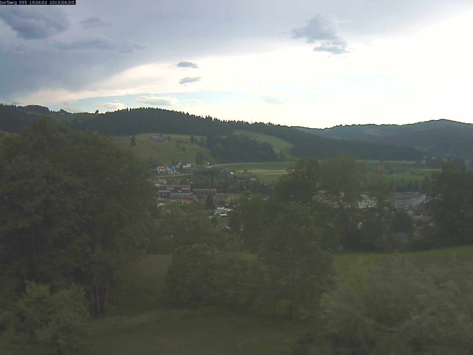 Webcam-Bild: Aussicht vom Dorfberg in Langnau 20190605-190601