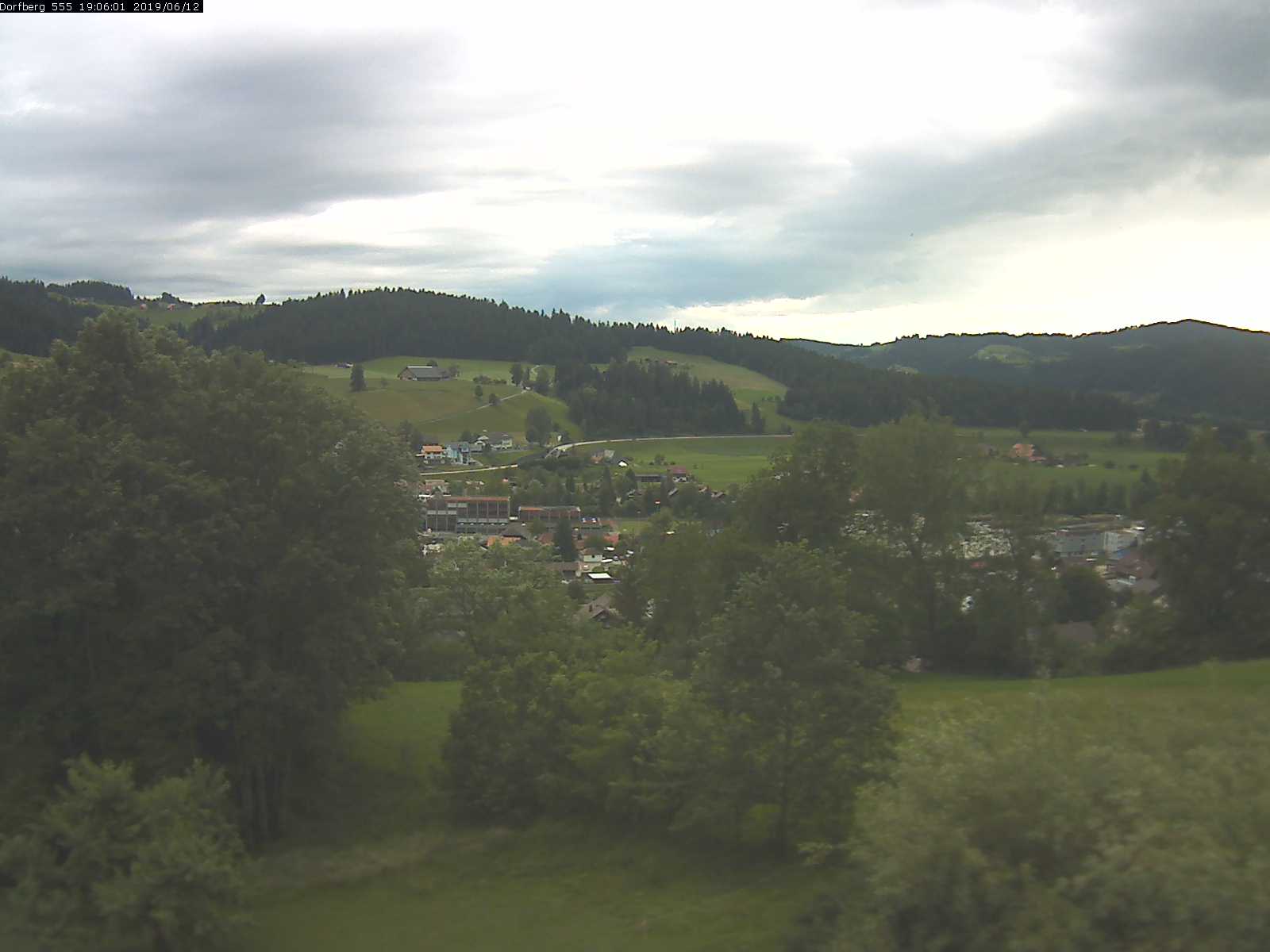 Webcam-Bild: Aussicht vom Dorfberg in Langnau 20190612-190601