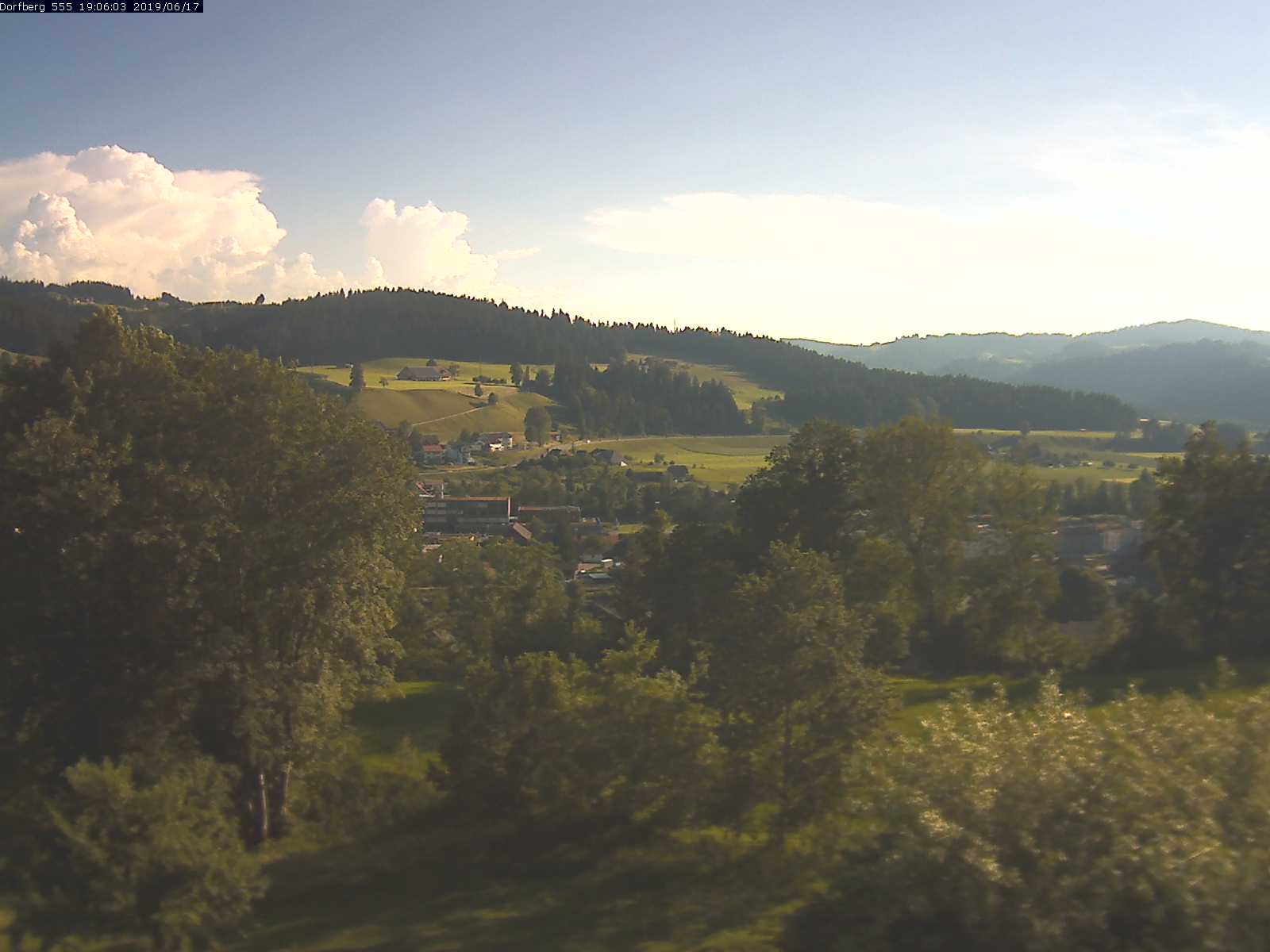 Webcam-Bild: Aussicht vom Dorfberg in Langnau 20190617-190601