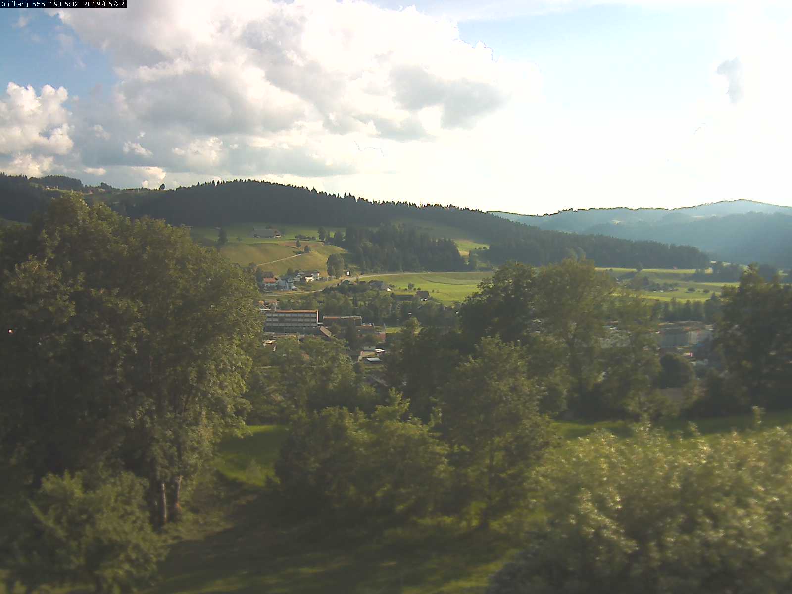 Webcam-Bild: Aussicht vom Dorfberg in Langnau 20190622-190601