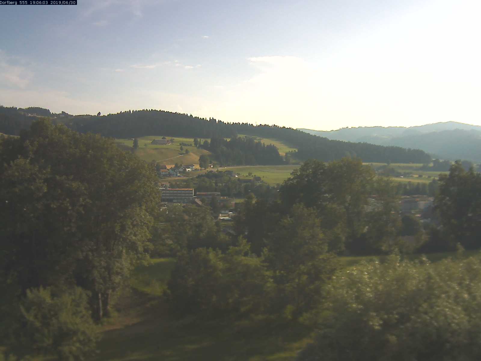 Webcam-Bild: Aussicht vom Dorfberg in Langnau 20190630-190601