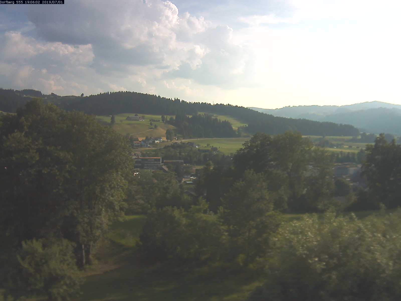 Webcam-Bild: Aussicht vom Dorfberg in Langnau 20190701-190601