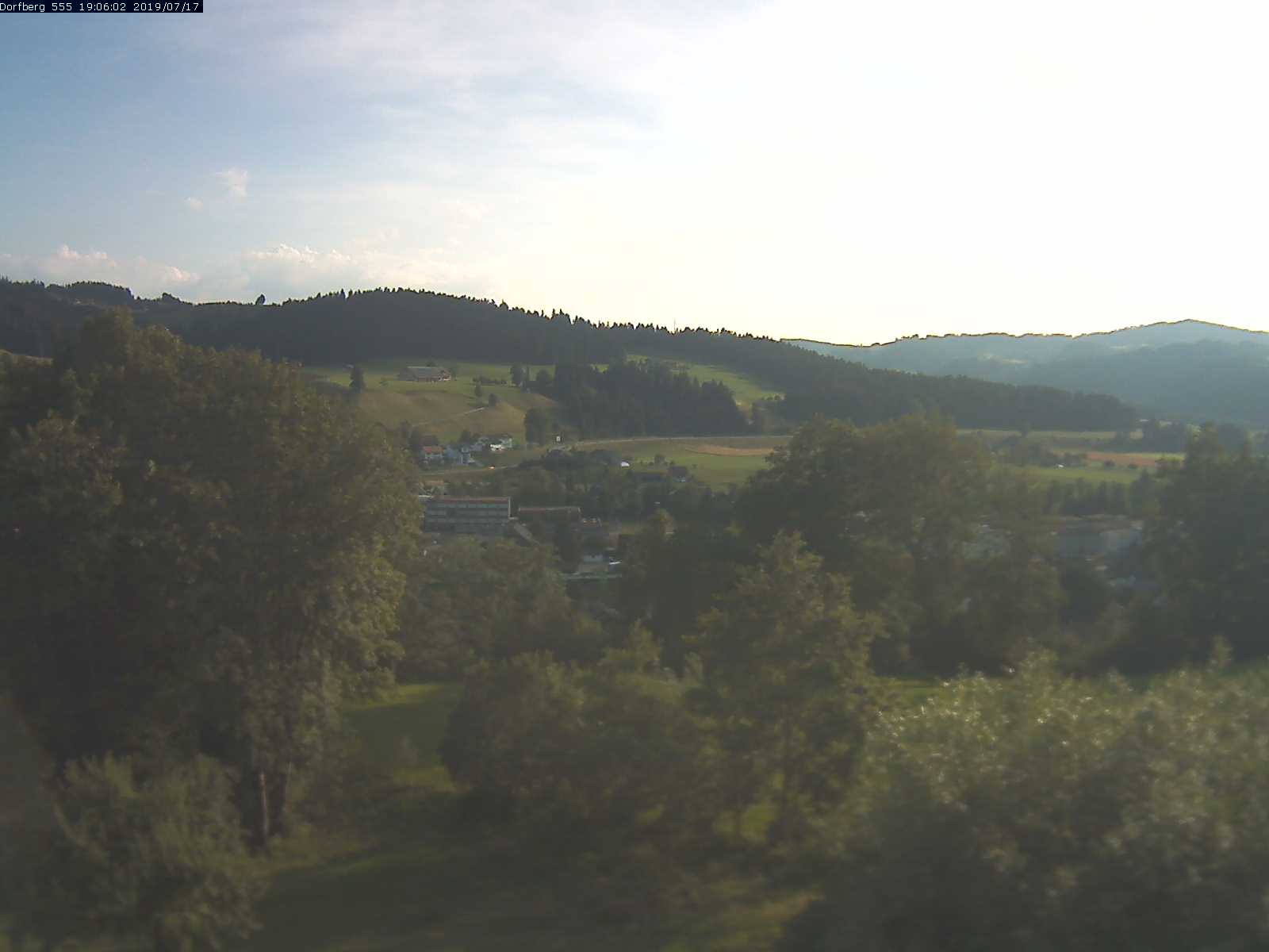 Webcam-Bild: Aussicht vom Dorfberg in Langnau 20190717-190601