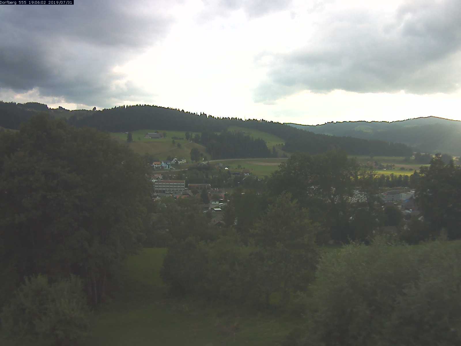 Webcam-Bild: Aussicht vom Dorfberg in Langnau 20190731-190601