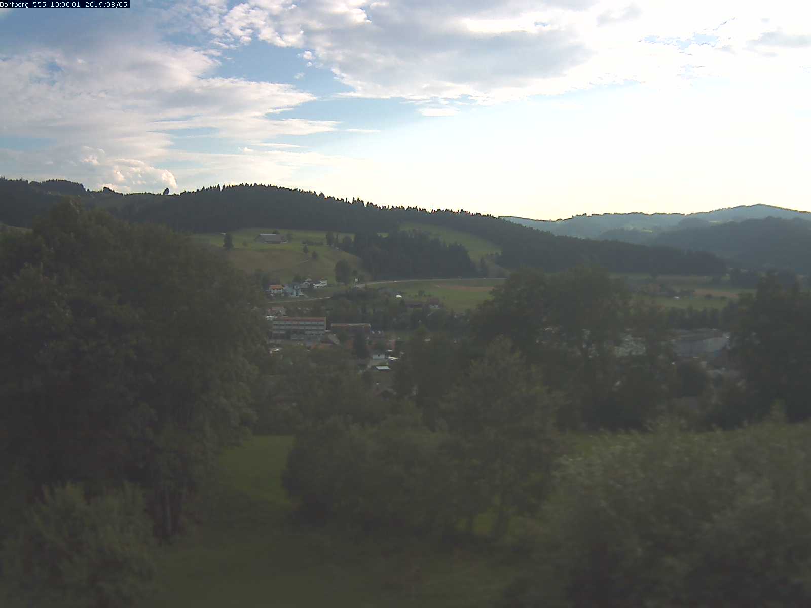 Webcam-Bild: Aussicht vom Dorfberg in Langnau 20190805-190601