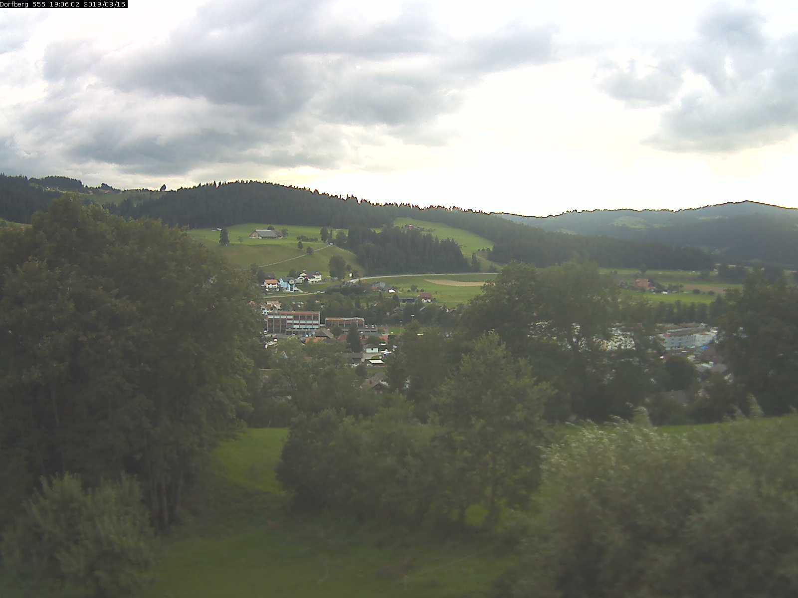 Webcam-Bild: Aussicht vom Dorfberg in Langnau 20190815-190601