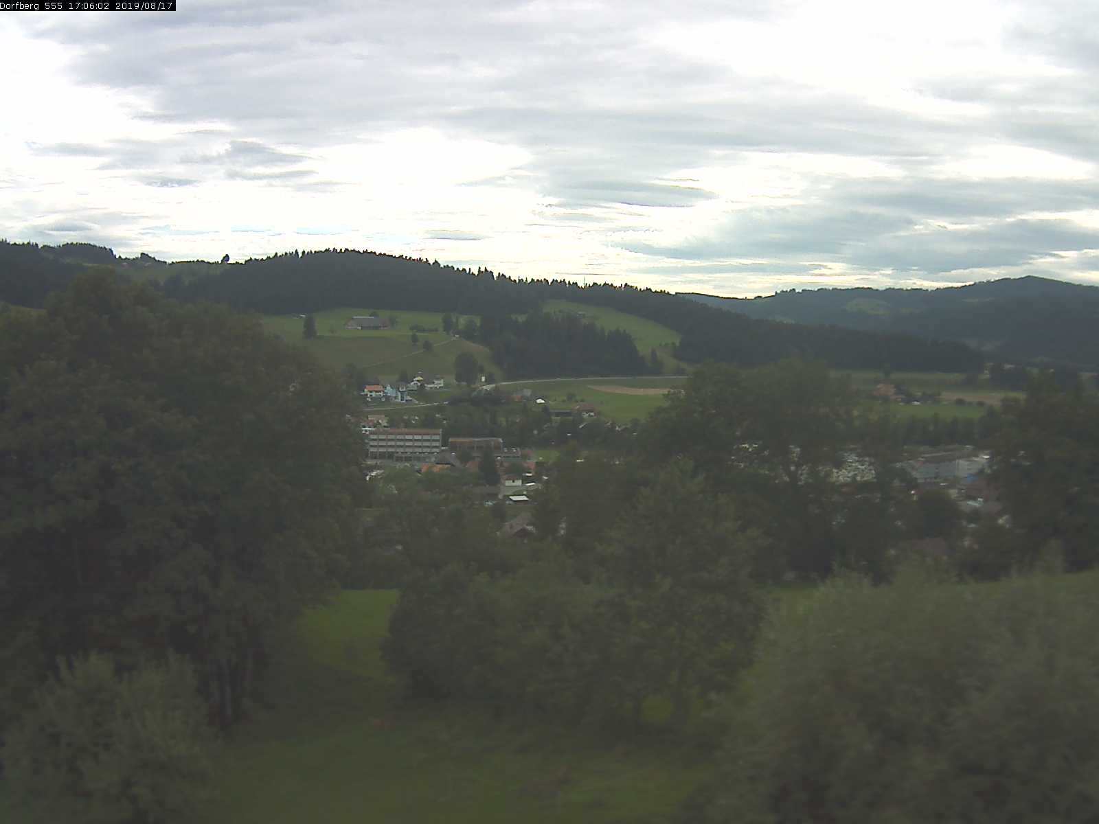 Webcam-Bild: Aussicht vom Dorfberg in Langnau 20190817-170601