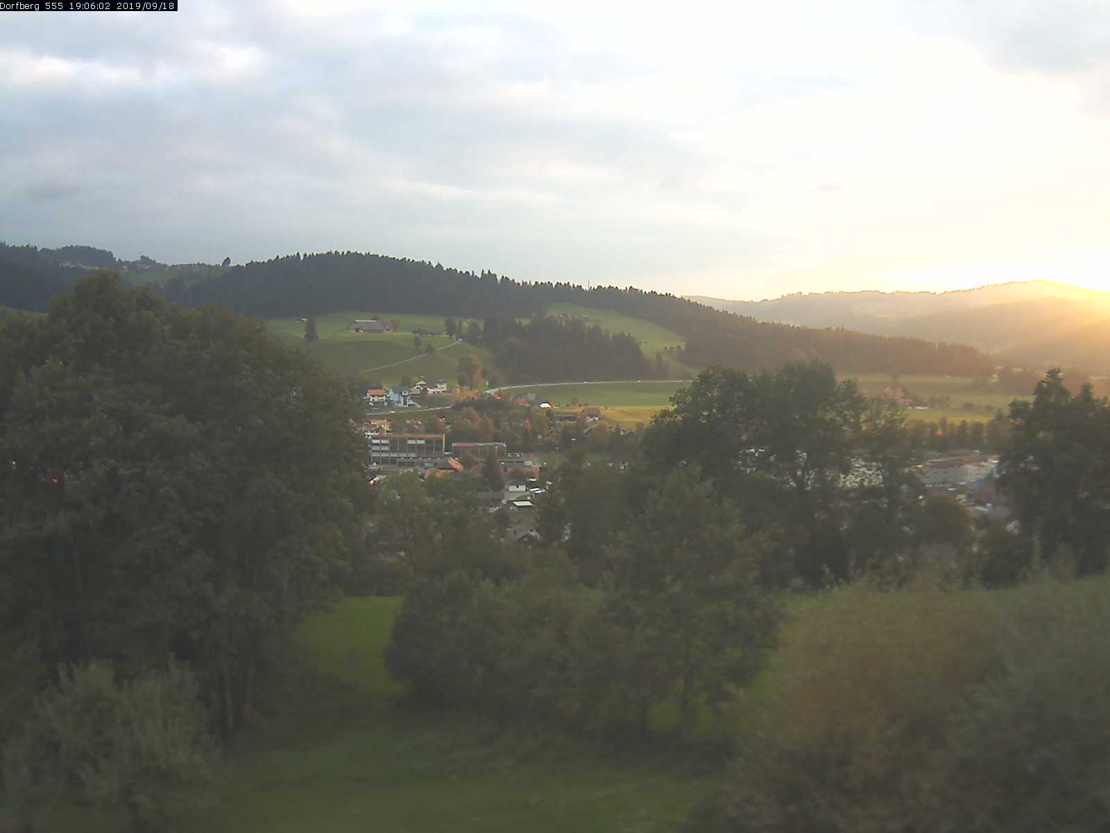 Webcam-Bild: Aussicht vom Dorfberg in Langnau 20190918-190601