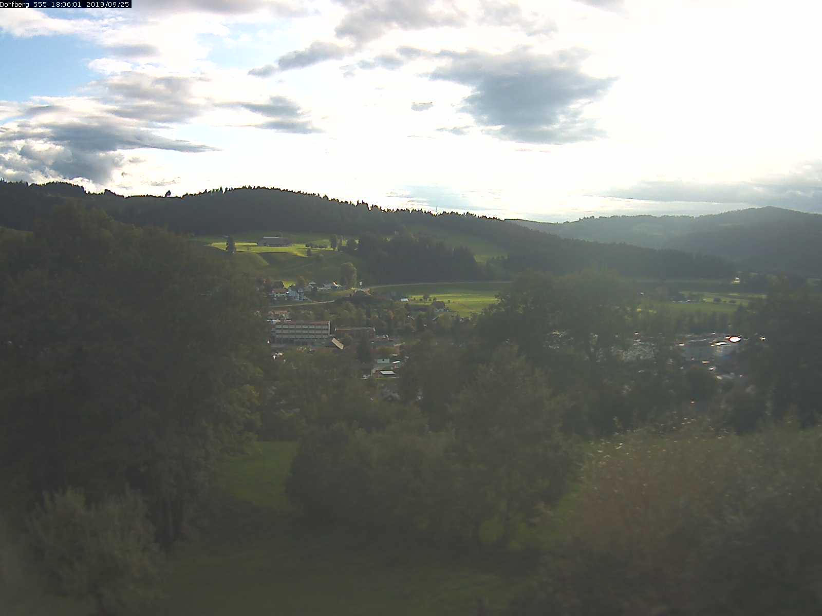 Webcam-Bild: Aussicht vom Dorfberg in Langnau 20190925-180601