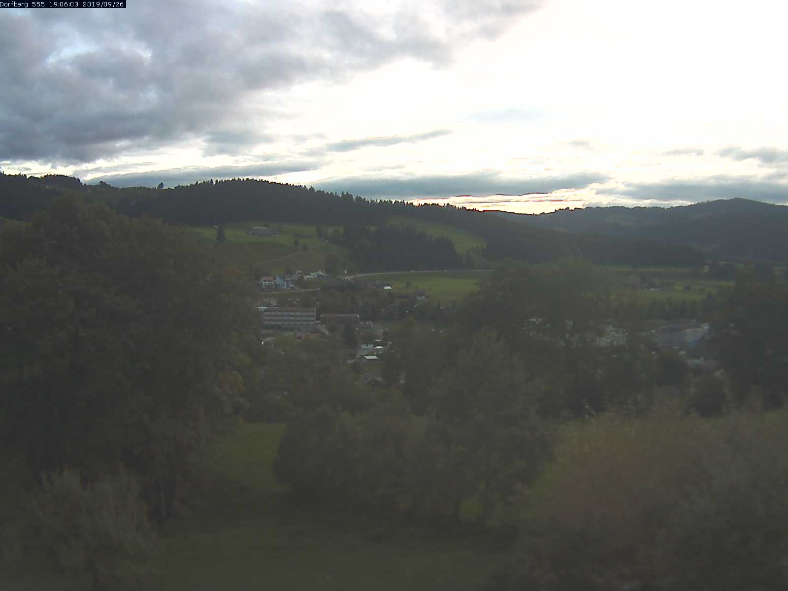 Webcam-Bild: Aussicht vom Dorfberg in Langnau 20190926-190601