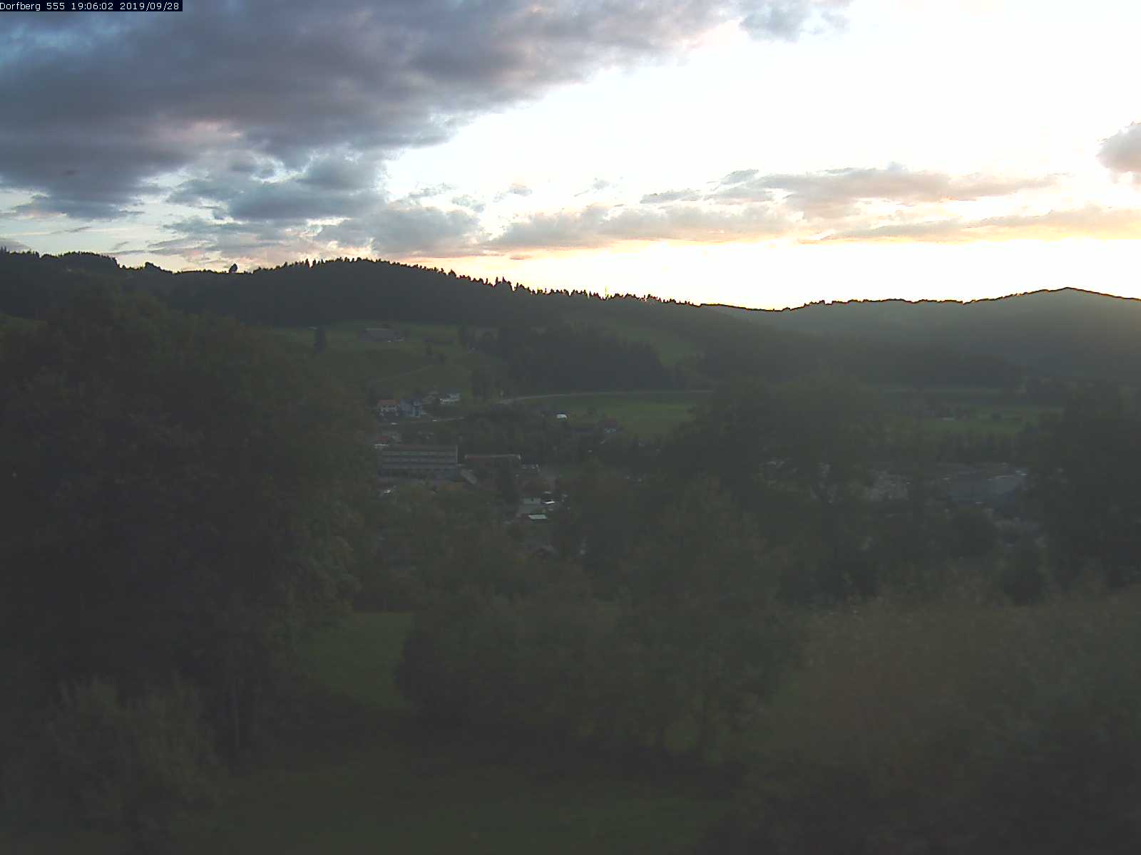 Webcam-Bild: Aussicht vom Dorfberg in Langnau 20190928-190601