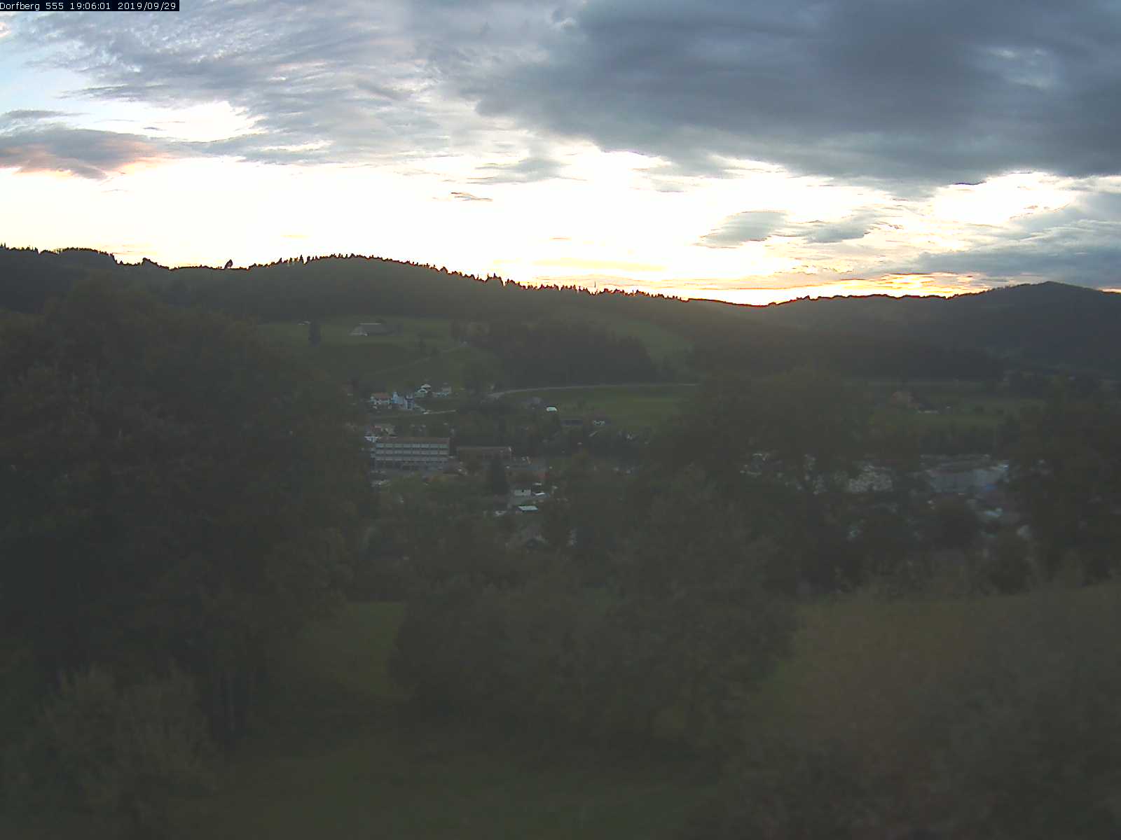 Webcam-Bild: Aussicht vom Dorfberg in Langnau 20190929-190601