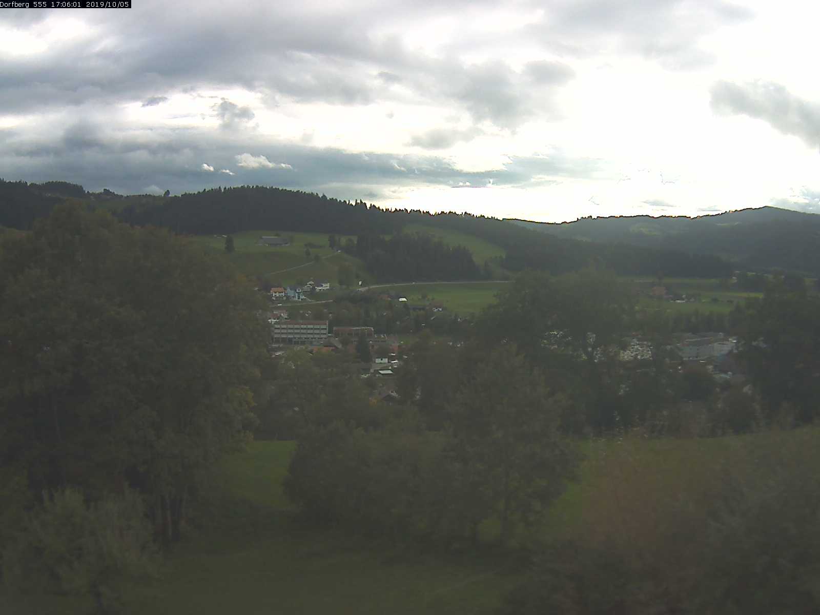 Webcam-Bild: Aussicht vom Dorfberg in Langnau 20191005-170601