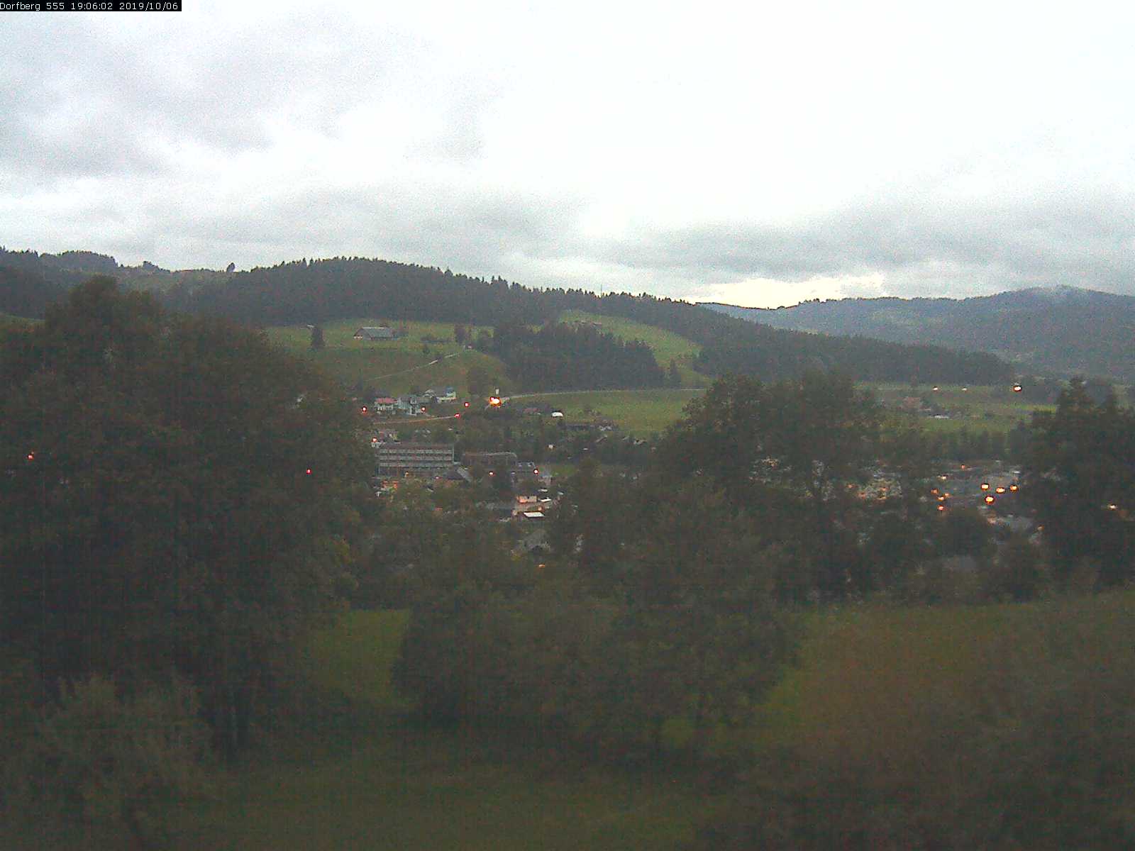 Webcam-Bild: Aussicht vom Dorfberg in Langnau 20191006-190601