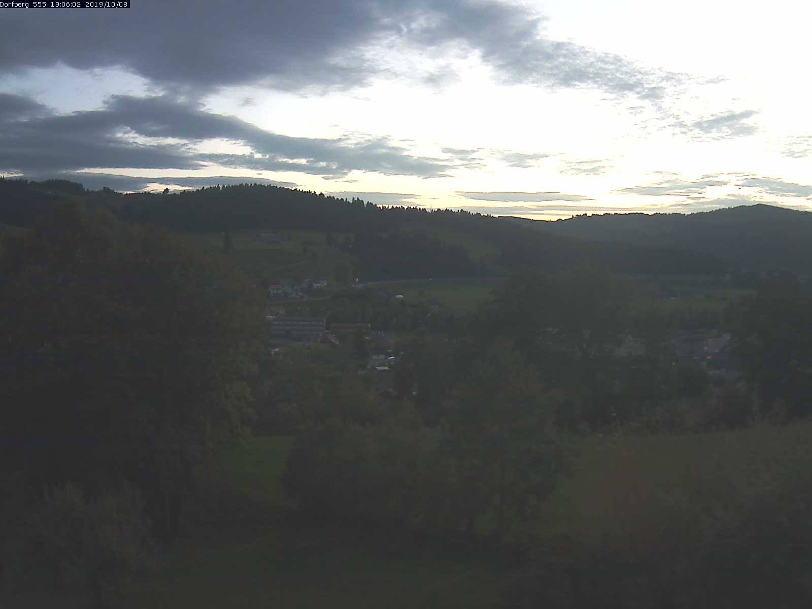 Webcam-Bild: Aussicht vom Dorfberg in Langnau 20191008-190601