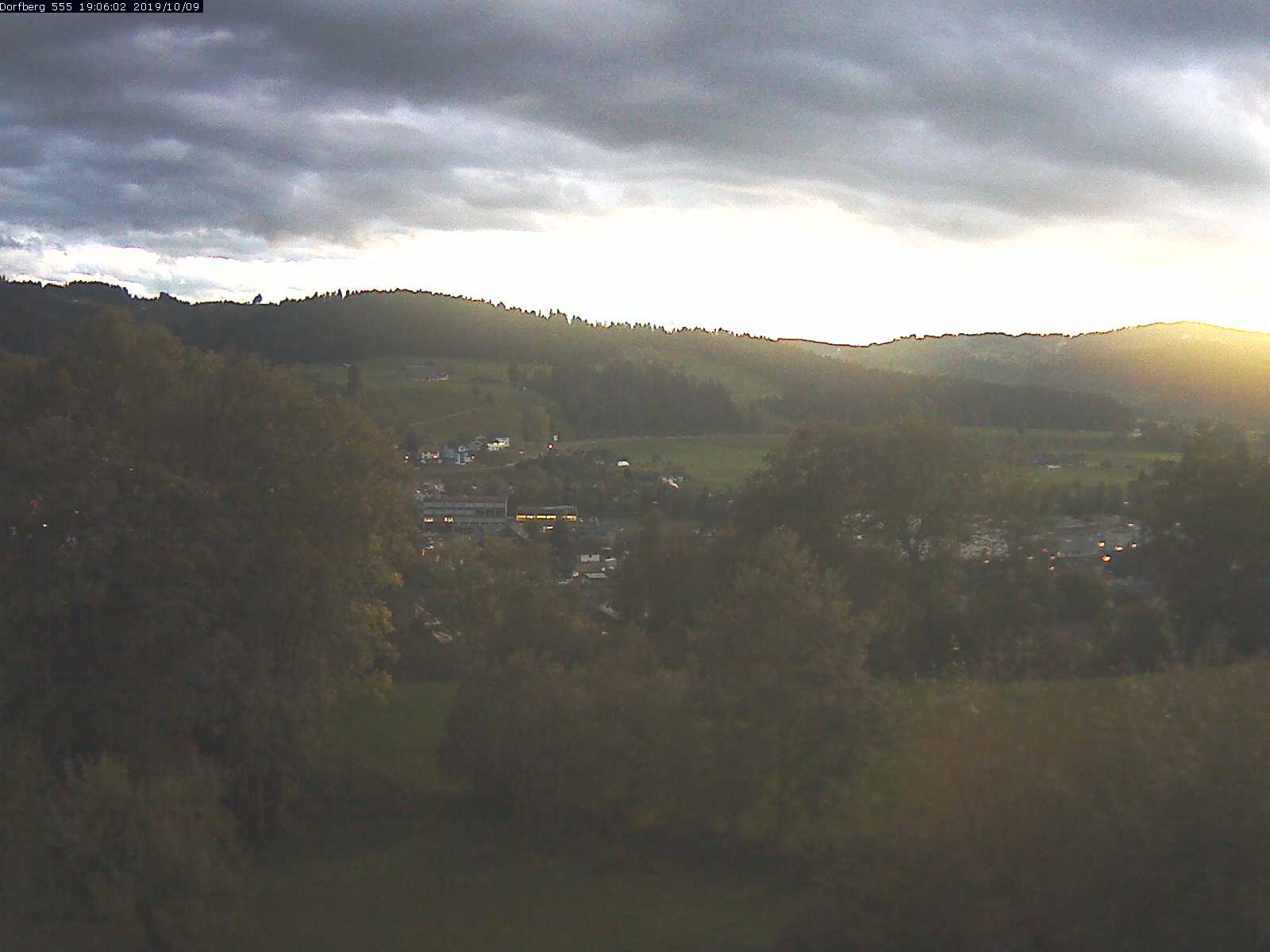 Webcam-Bild: Aussicht vom Dorfberg in Langnau 20191009-190601