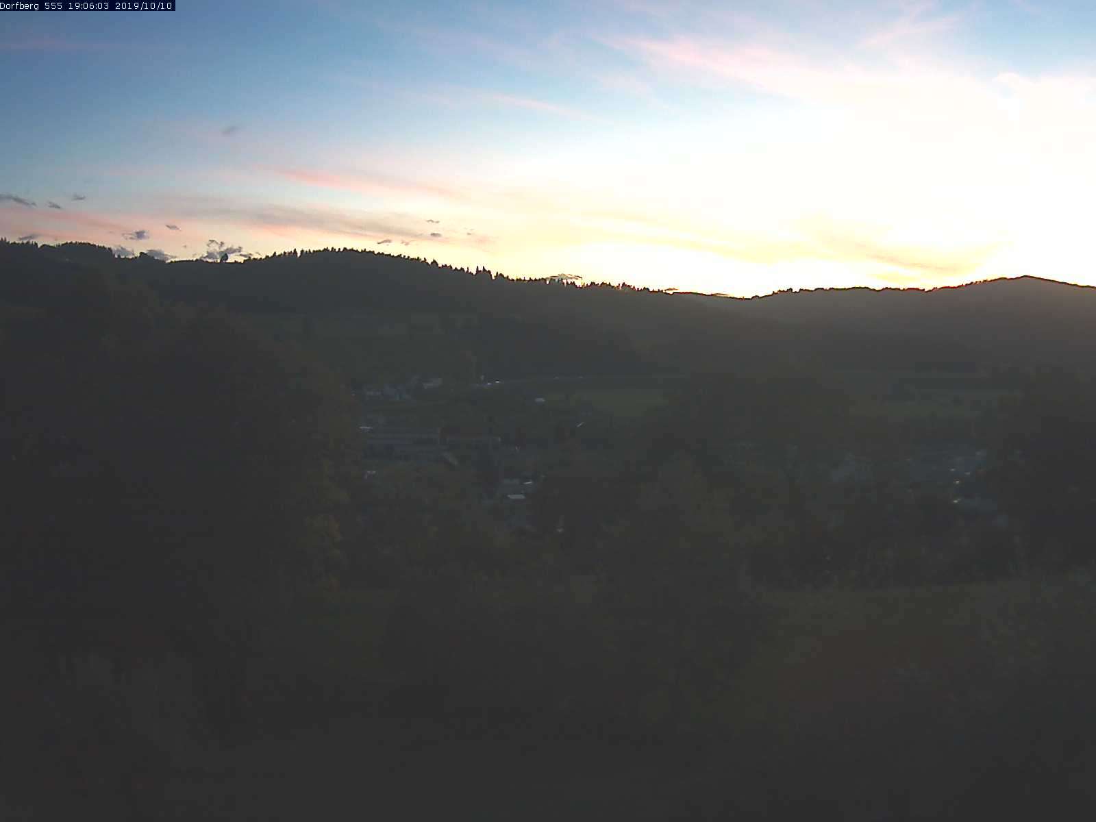 Webcam-Bild: Aussicht vom Dorfberg in Langnau 20191010-190601