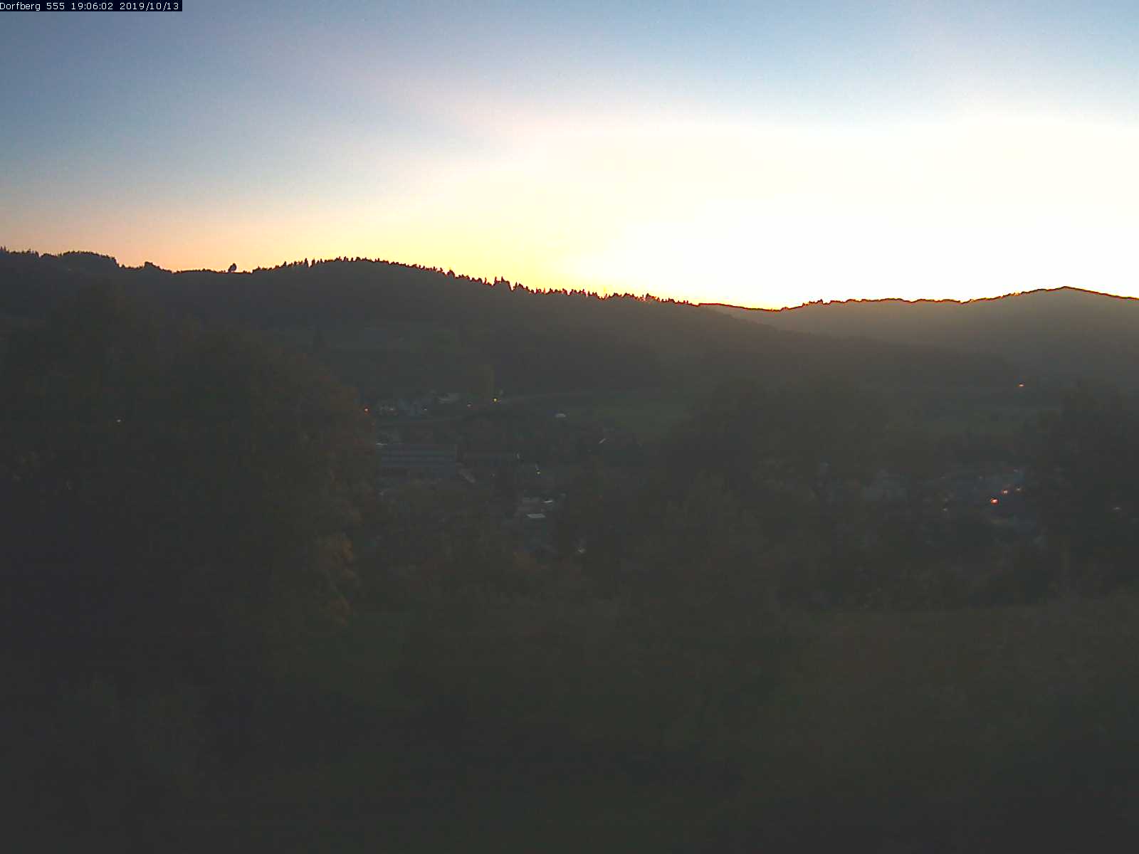 Webcam-Bild: Aussicht vom Dorfberg in Langnau 20191013-190601