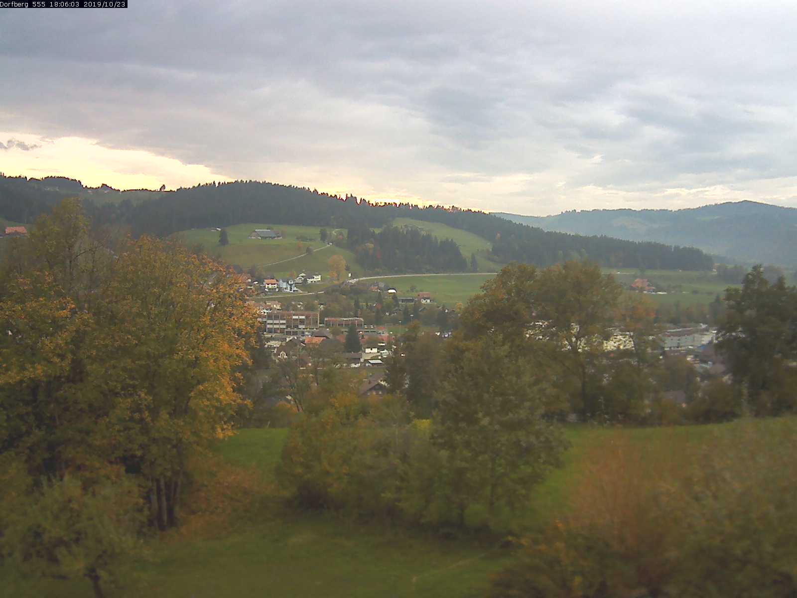 Webcam-Bild: Aussicht vom Dorfberg in Langnau 20191023-180601