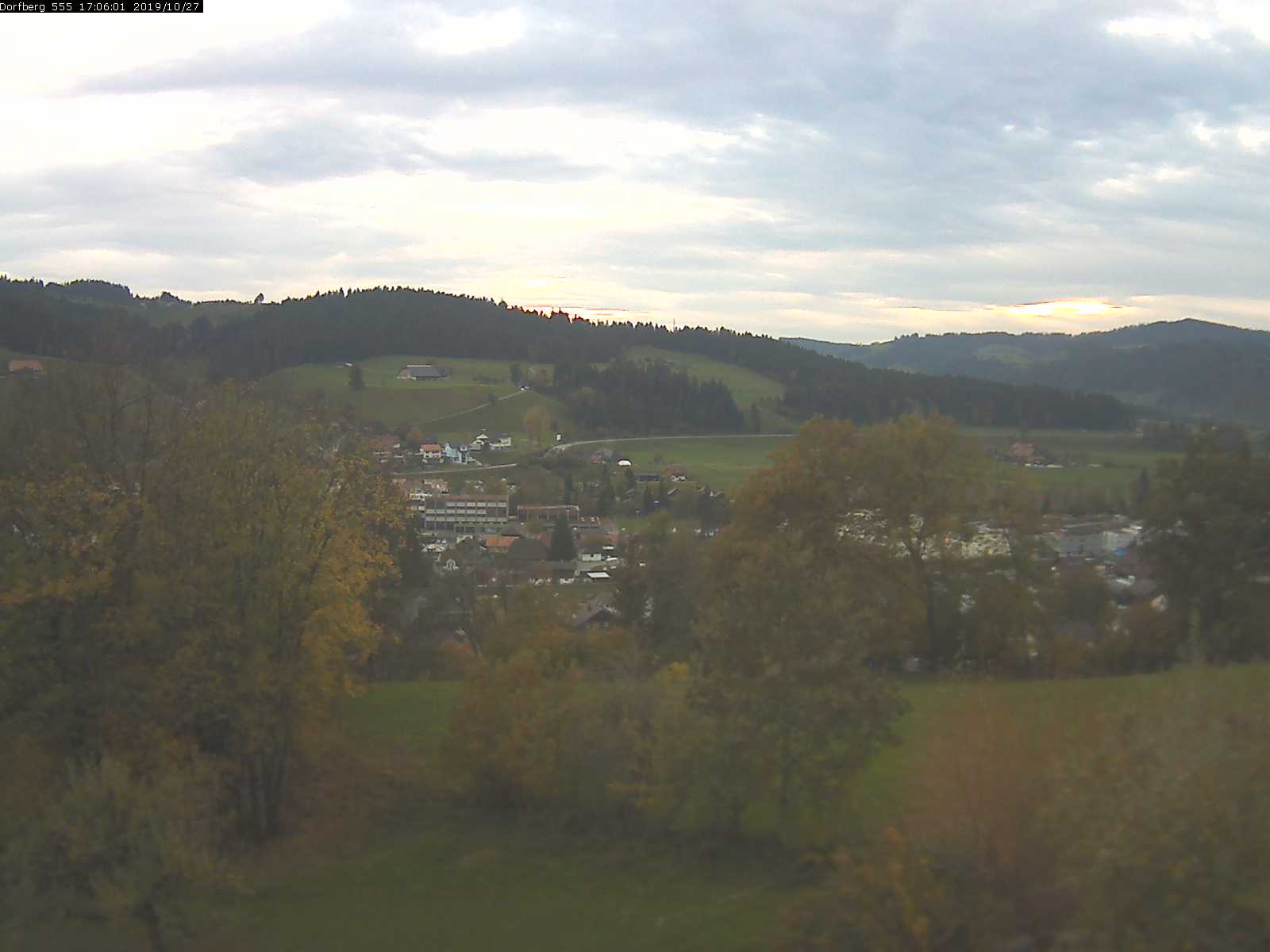 Webcam-Bild: Aussicht vom Dorfberg in Langnau 20191027-170601