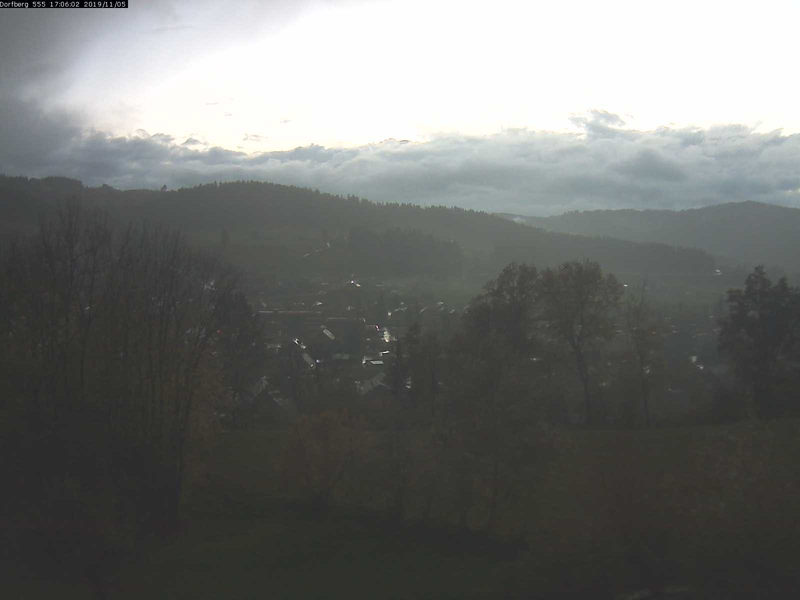 Webcam-Bild: Aussicht vom Dorfberg in Langnau 20191105-170601