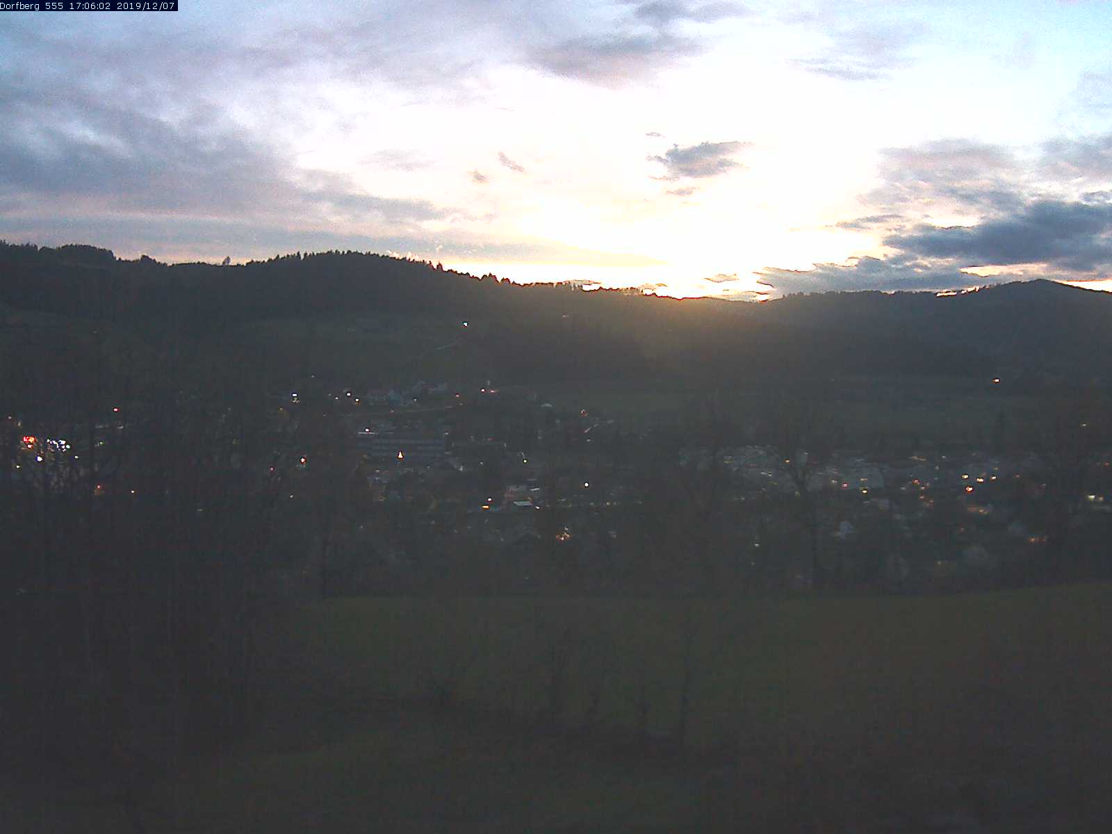 Webcam-Bild: Aussicht vom Dorfberg in Langnau 20191207-170601