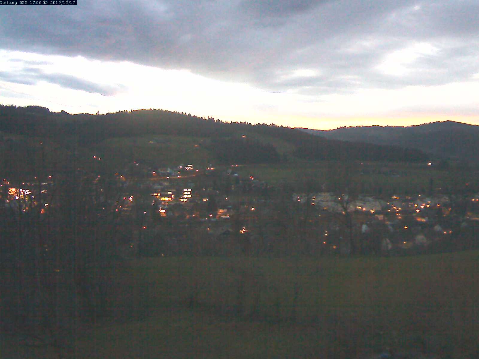 Webcam-Bild: Aussicht vom Dorfberg in Langnau 20191217-170601