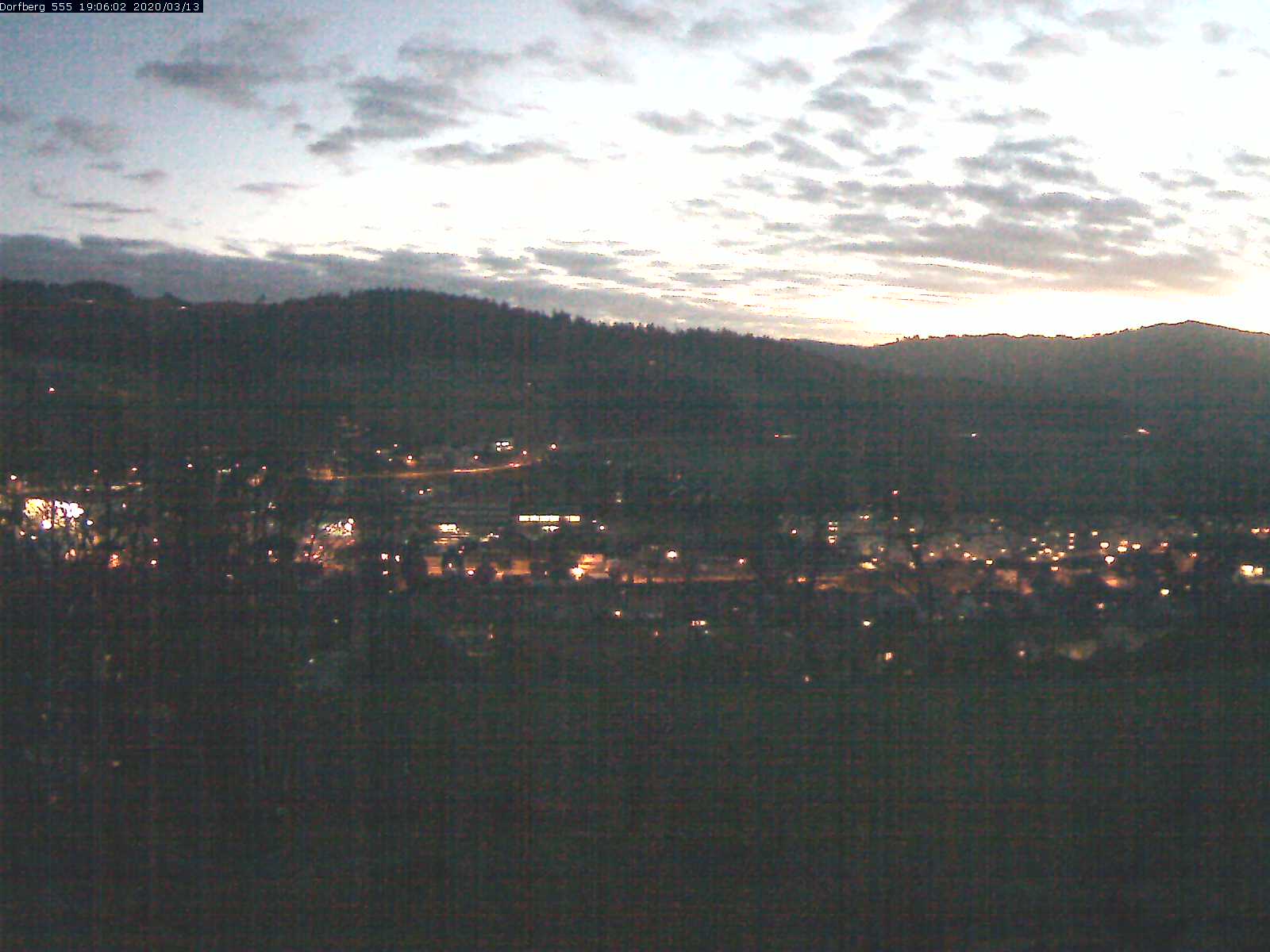Webcam-Bild: Aussicht vom Dorfberg in Langnau 20200313-190601