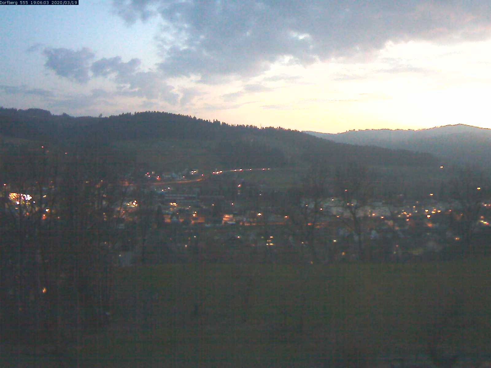 Webcam-Bild: Aussicht vom Dorfberg in Langnau 20200319-190601