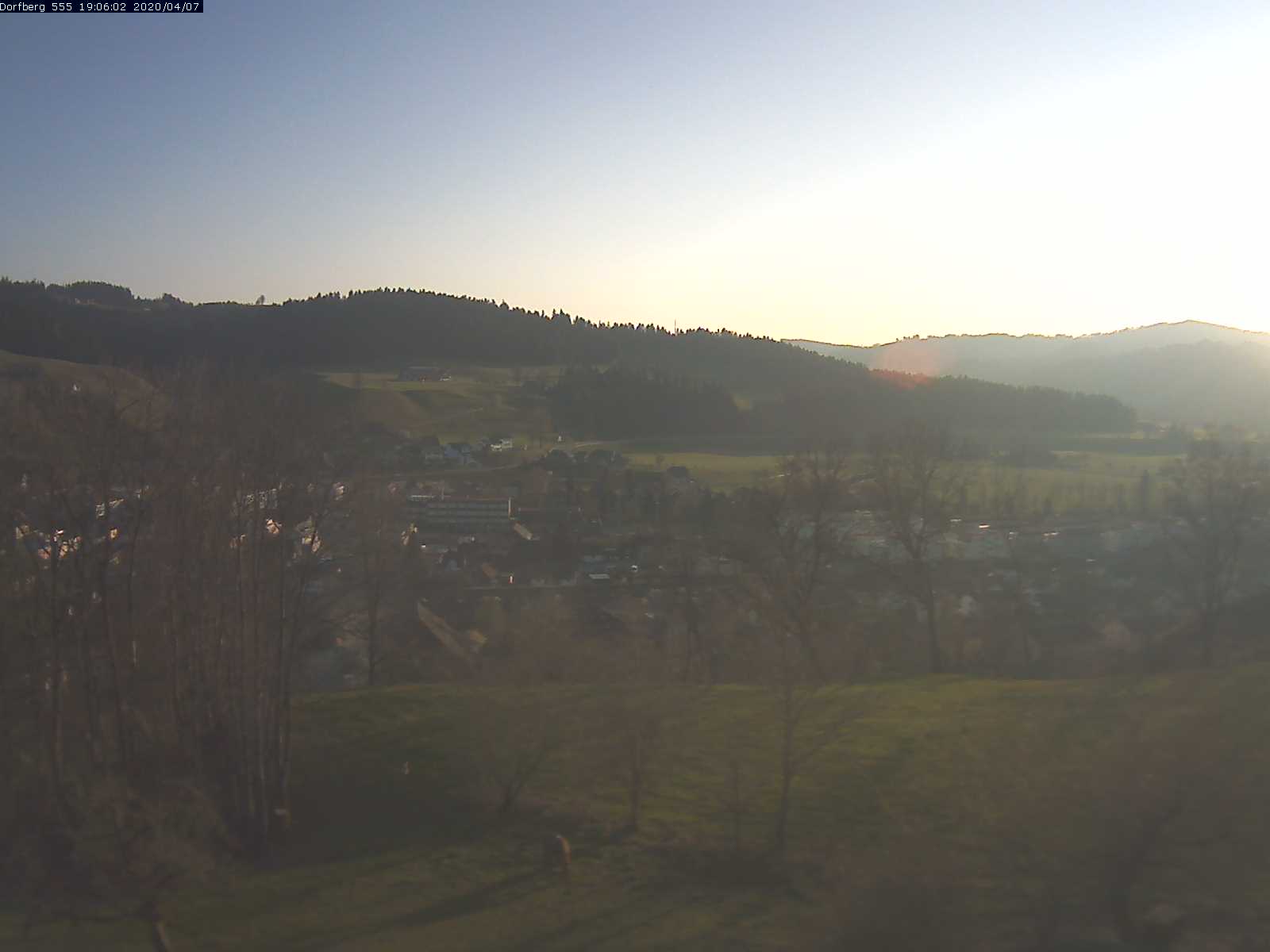 Webcam-Bild: Aussicht vom Dorfberg in Langnau 20200407-190601