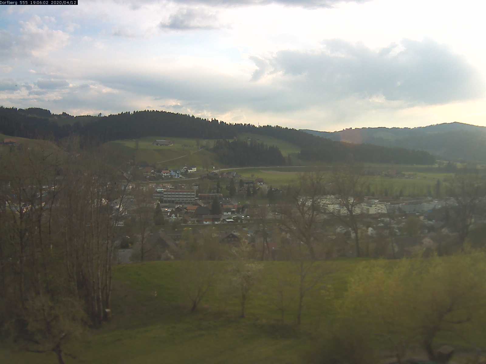 Webcam-Bild: Aussicht vom Dorfberg in Langnau 20200412-190601