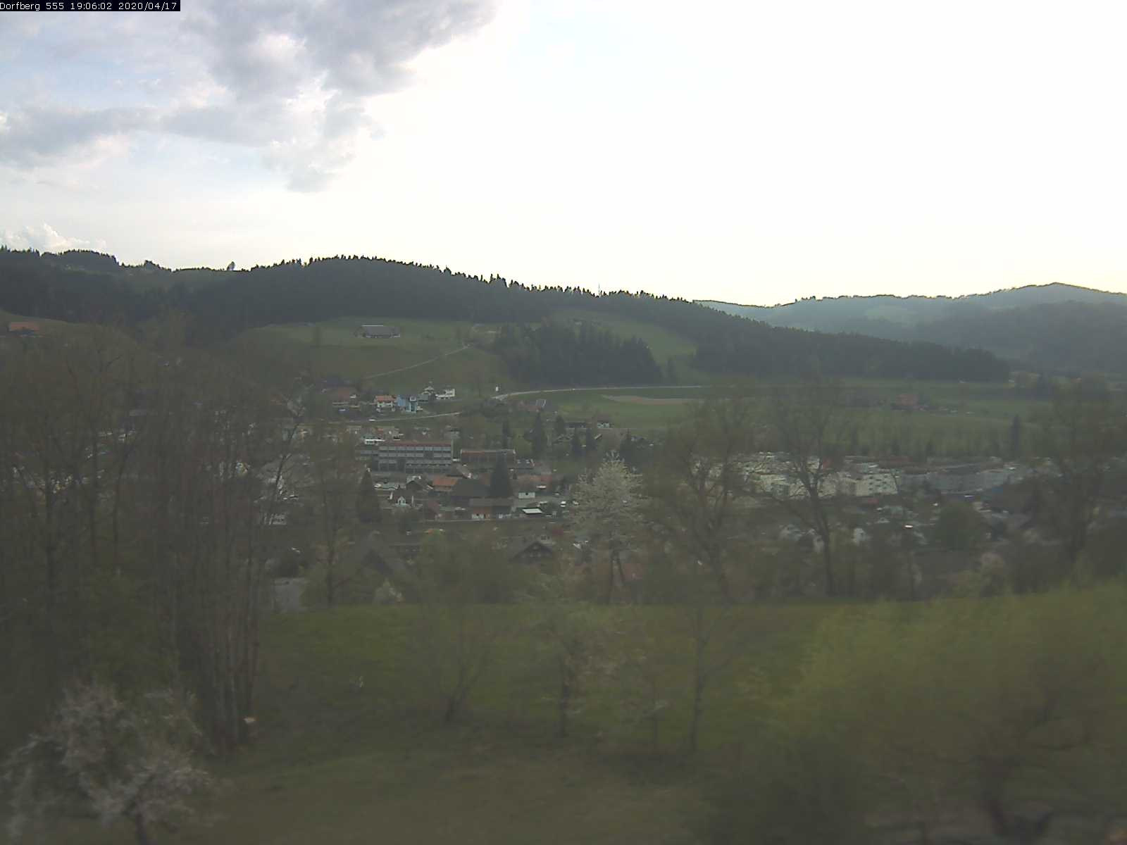 Webcam-Bild: Aussicht vom Dorfberg in Langnau 20200417-190601
