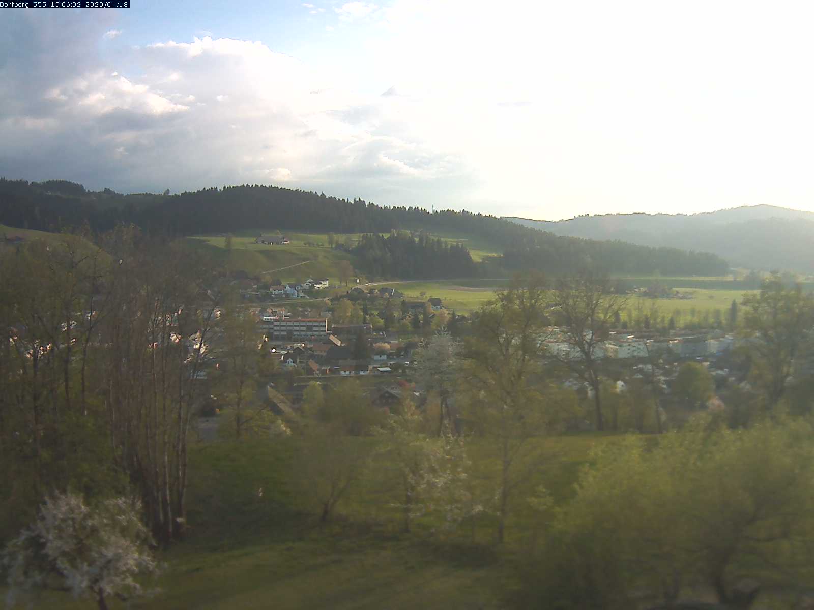 Webcam-Bild: Aussicht vom Dorfberg in Langnau 20200418-190601