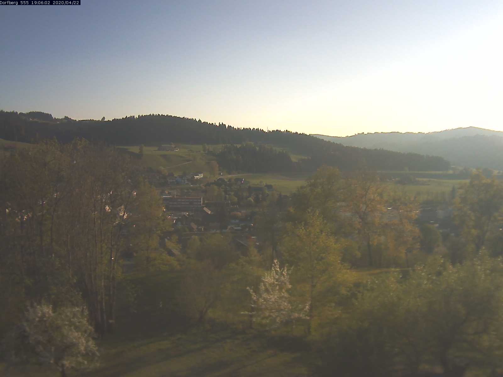 Webcam-Bild: Aussicht vom Dorfberg in Langnau 20200422-190601