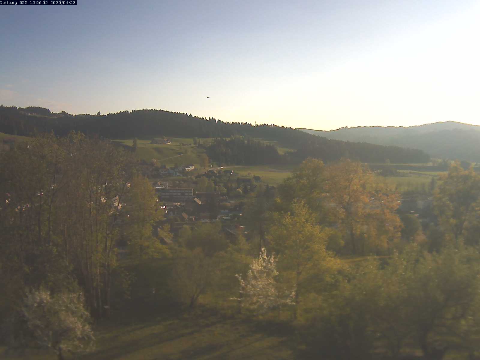 Webcam-Bild: Aussicht vom Dorfberg in Langnau 20200423-190601