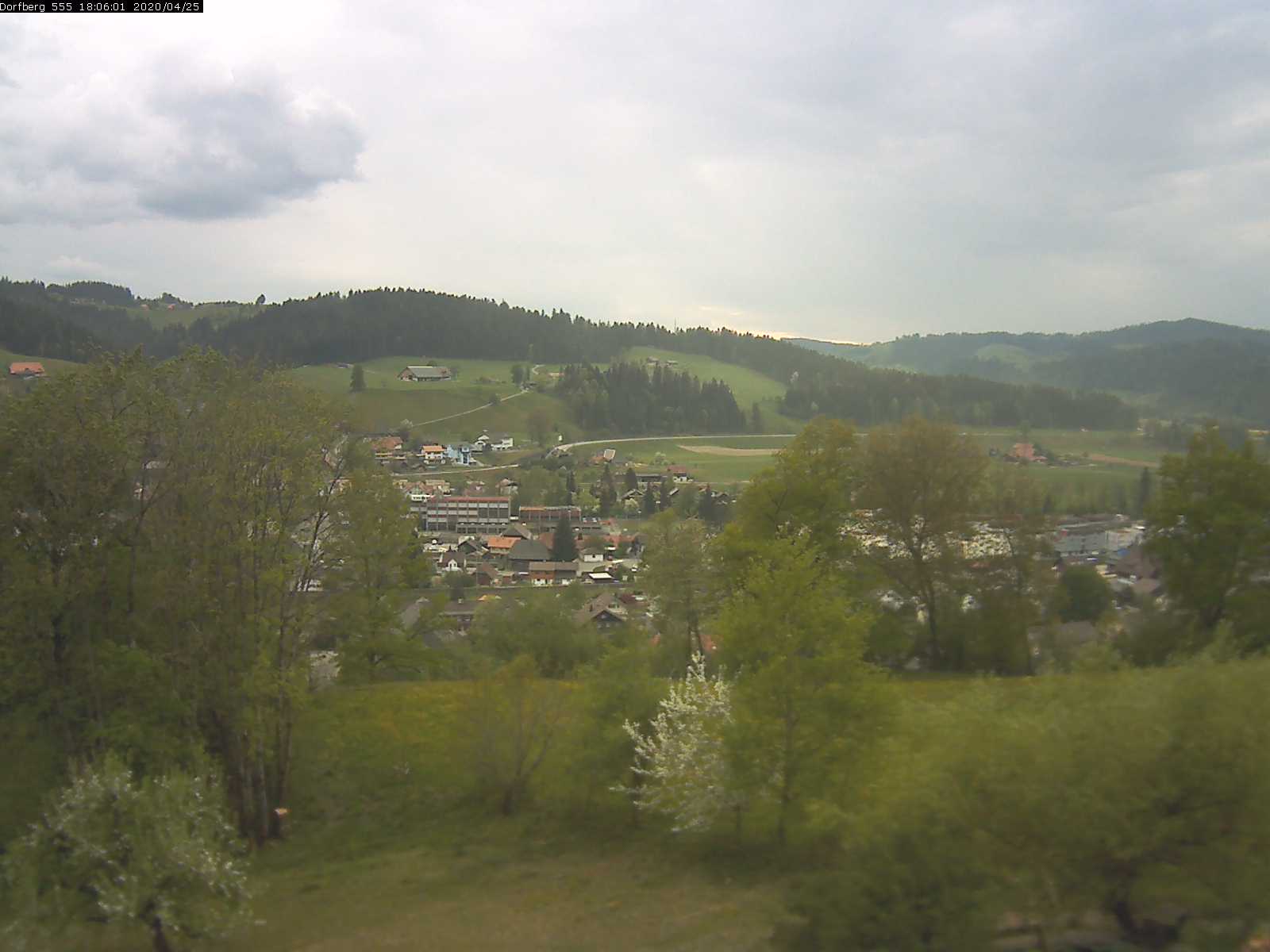 Webcam-Bild: Aussicht vom Dorfberg in Langnau 20200425-180601
