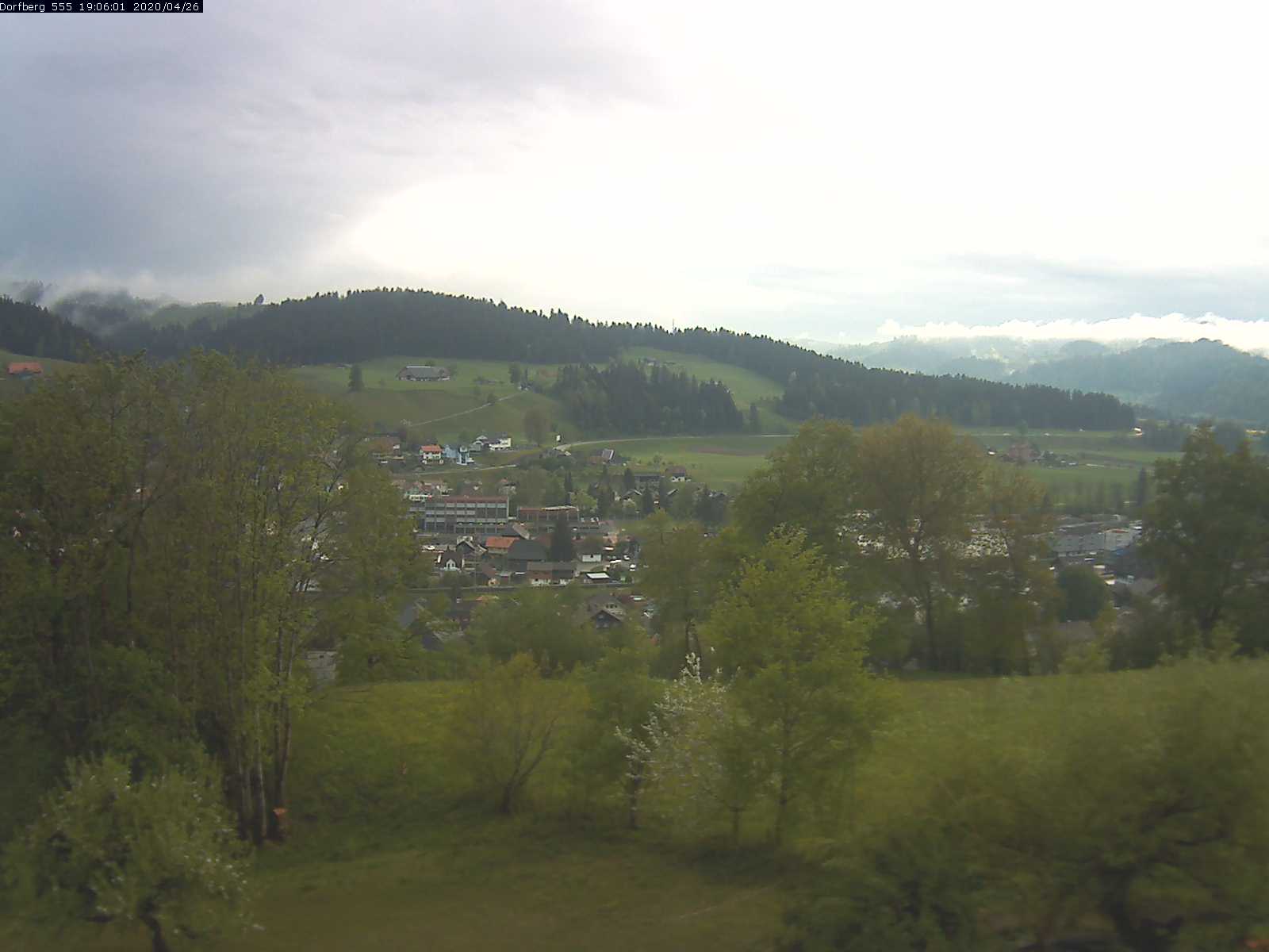 Webcam-Bild: Aussicht vom Dorfberg in Langnau 20200426-190601