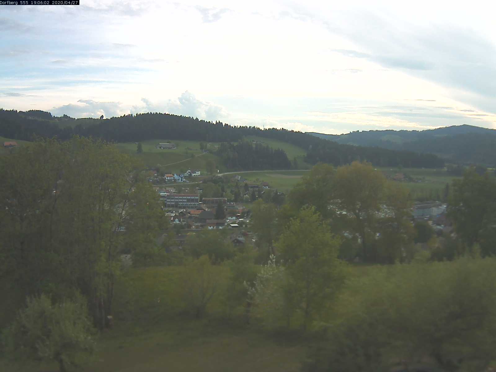 Webcam-Bild: Aussicht vom Dorfberg in Langnau 20200427-190601