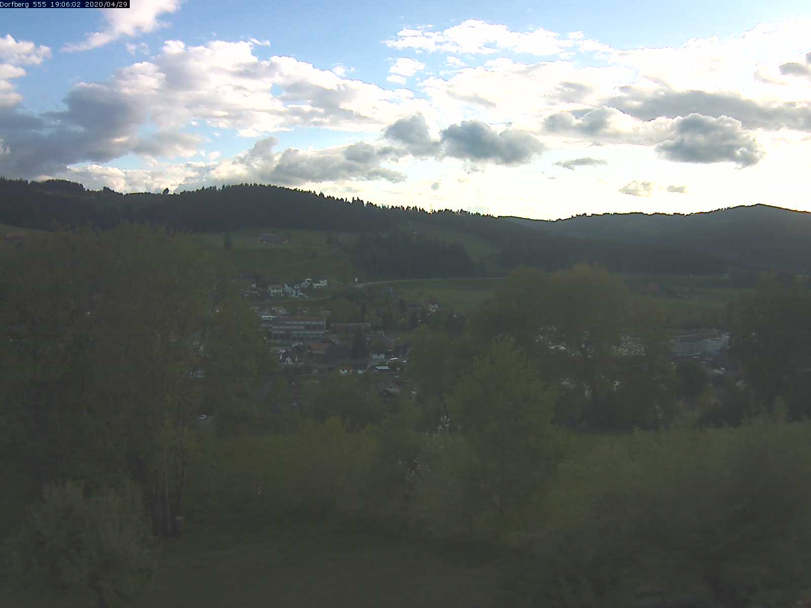 Webcam-Bild: Aussicht vom Dorfberg in Langnau 20200429-190601