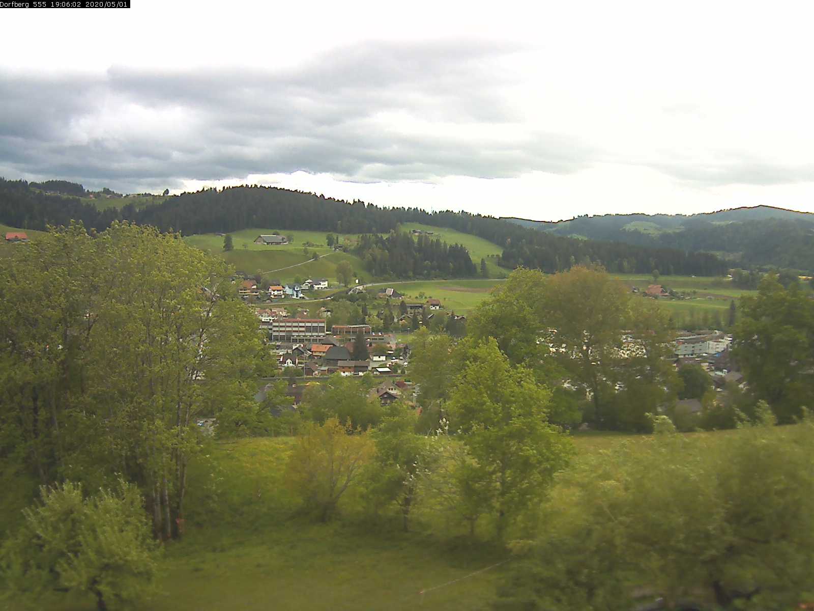 Webcam-Bild: Aussicht vom Dorfberg in Langnau 20200501-190601