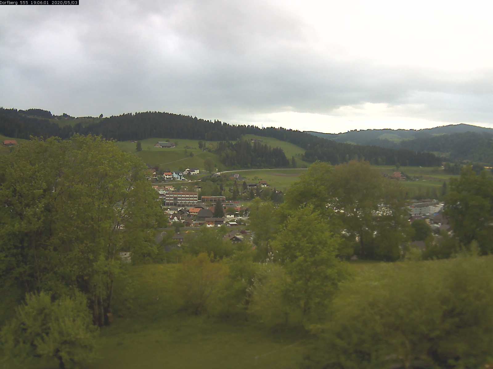Webcam-Bild: Aussicht vom Dorfberg in Langnau 20200503-190601