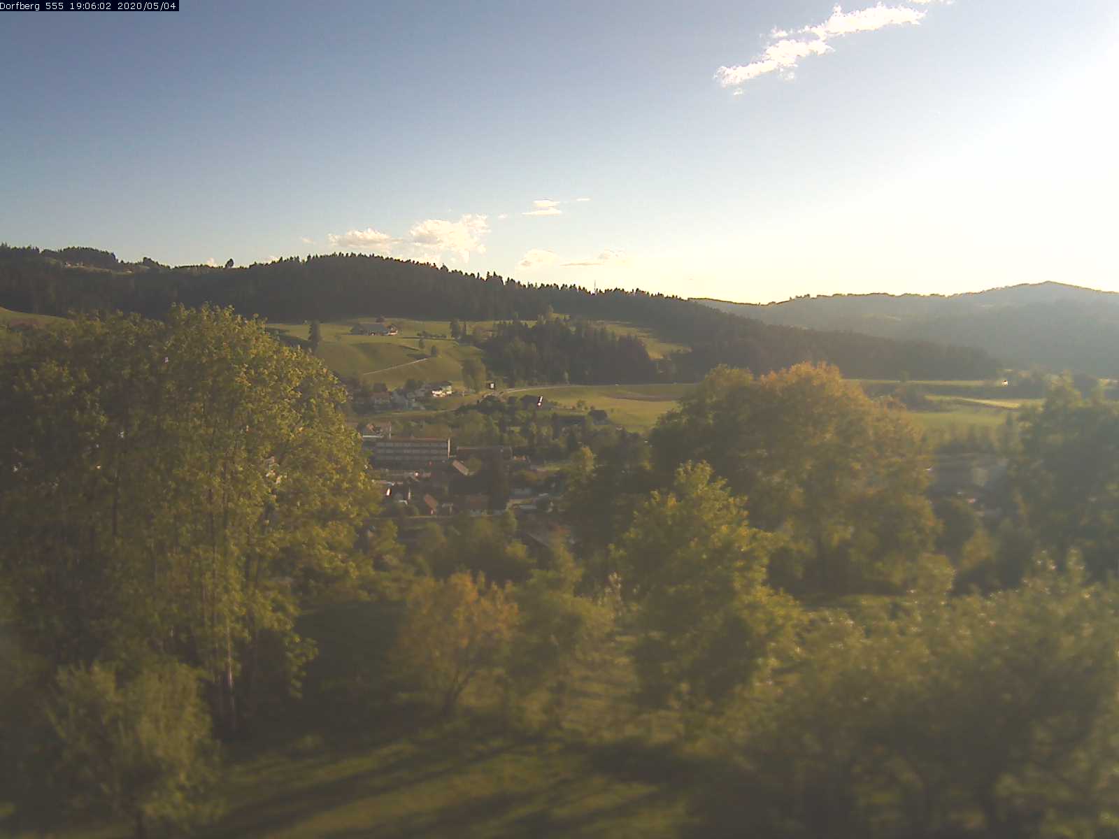 Webcam-Bild: Aussicht vom Dorfberg in Langnau 20200504-190601