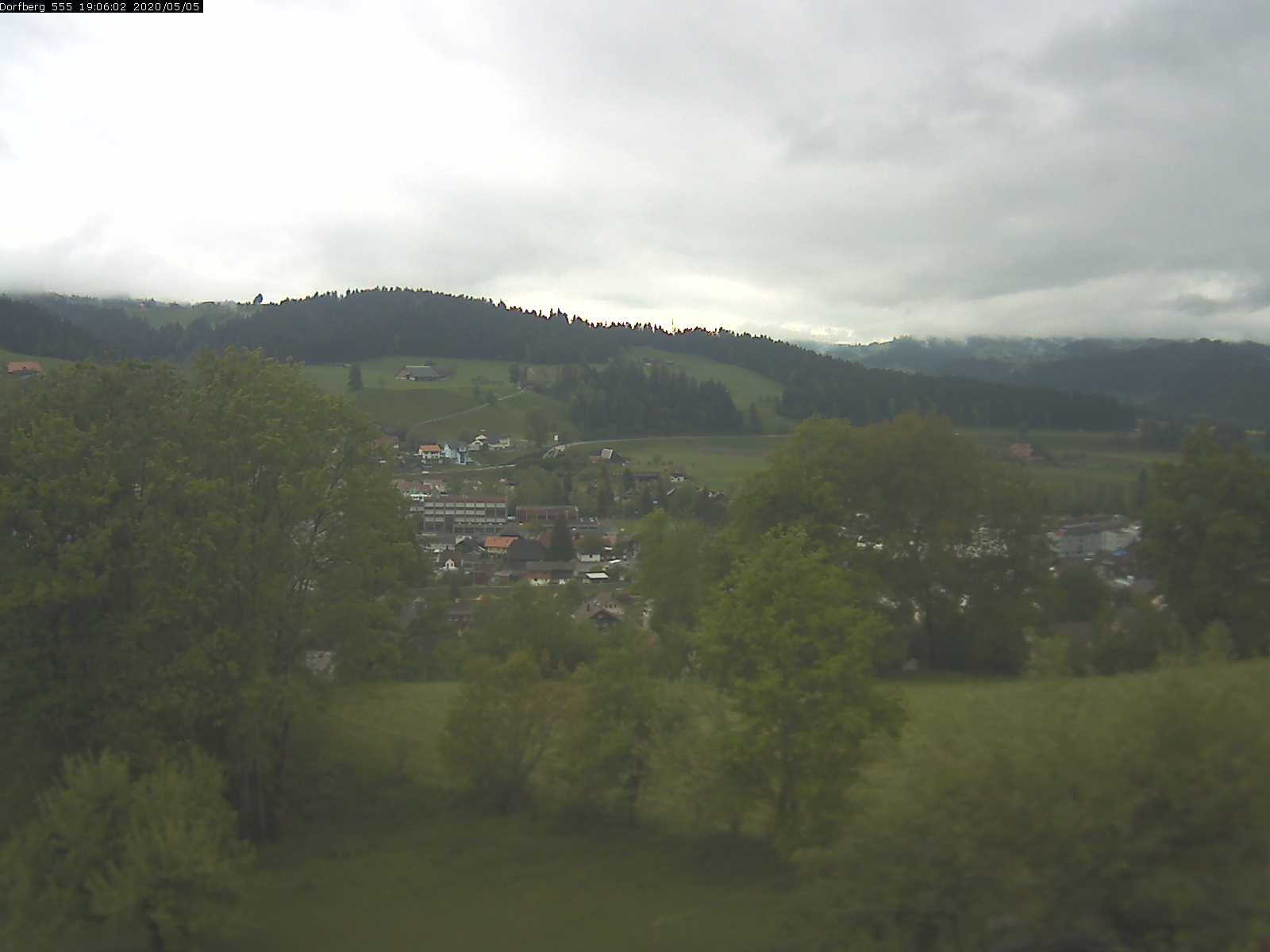 Webcam-Bild: Aussicht vom Dorfberg in Langnau 20200505-190601