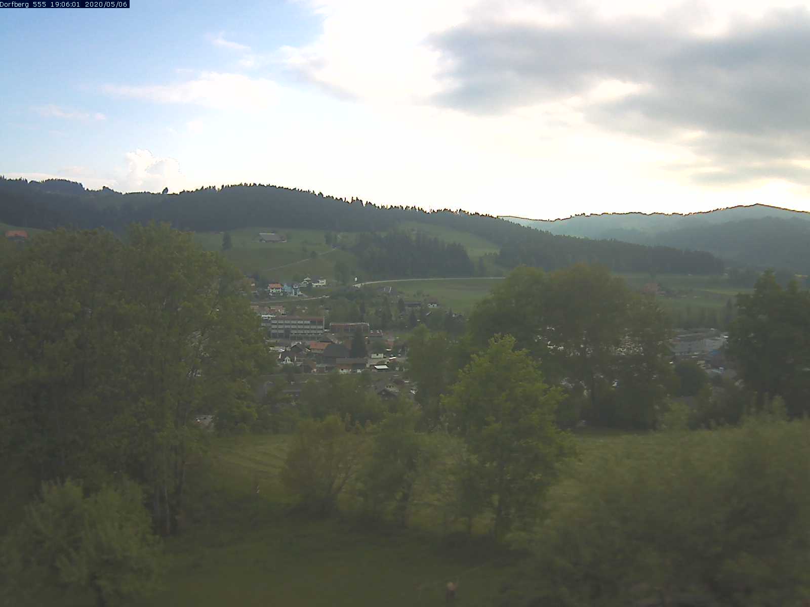 Webcam-Bild: Aussicht vom Dorfberg in Langnau 20200506-190601